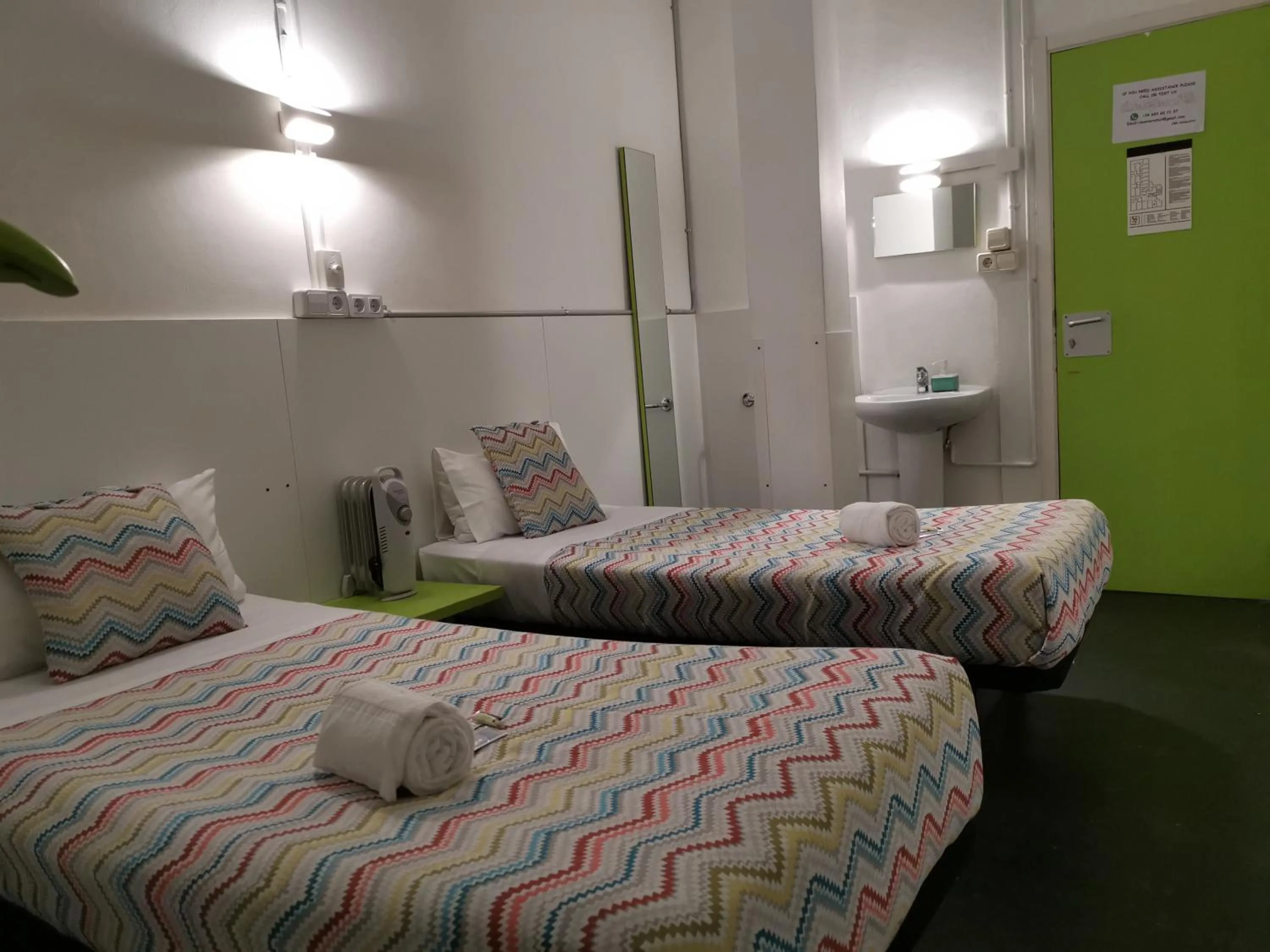 Bed in Central and Basic Universitat for YOUNG HOSTEL