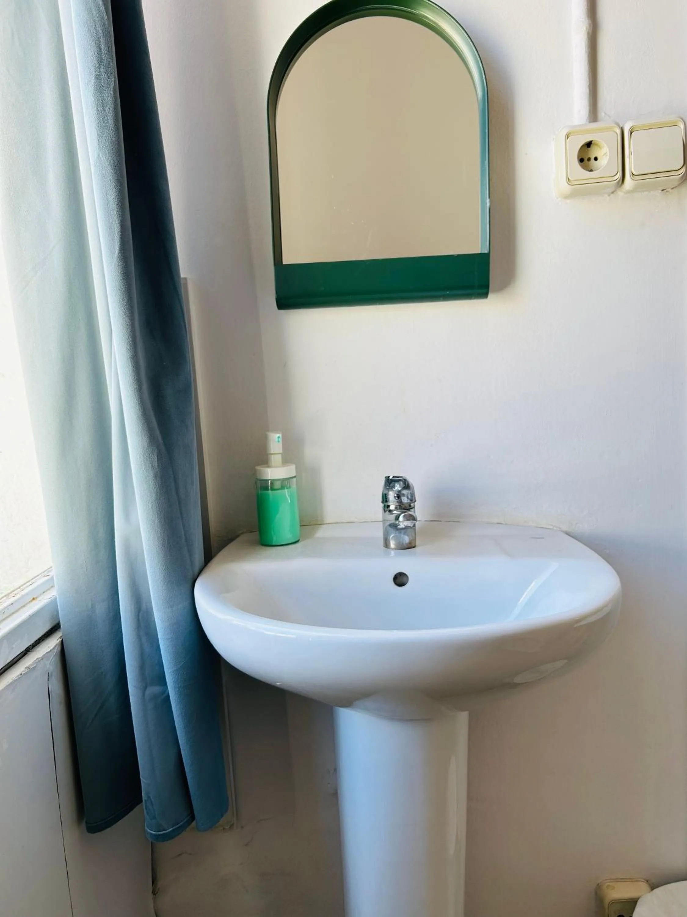 Central and Basic Universitat for YOUNG HOSTEL