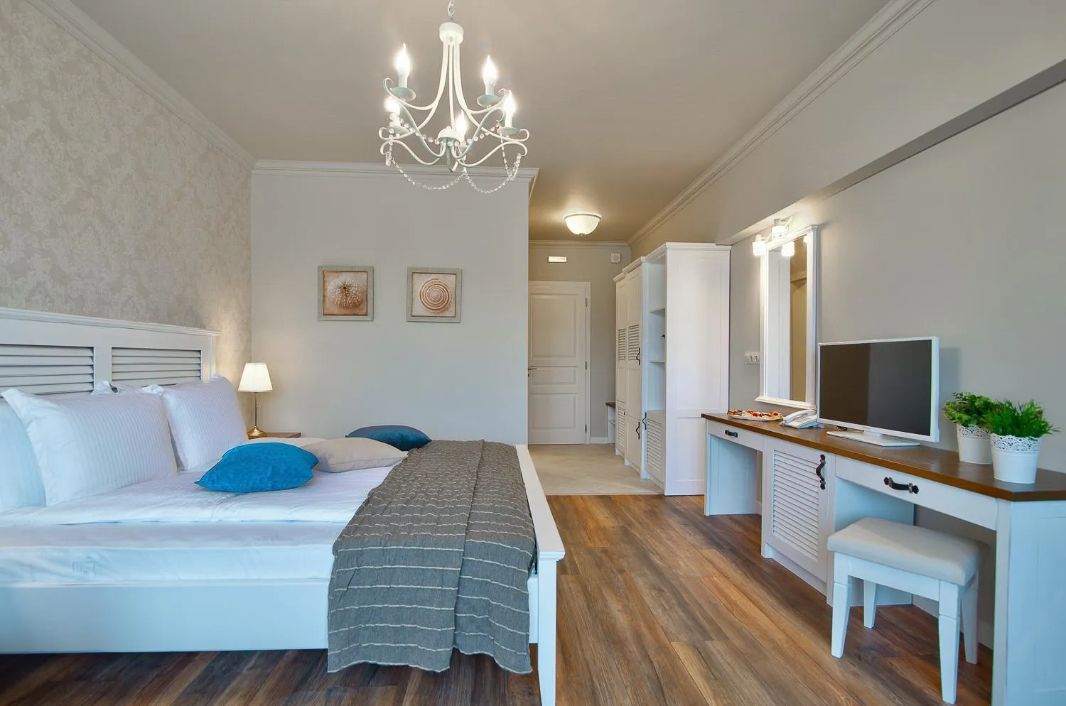 Sunny Castle Hotel - All Inclusive, Beach and Free parking