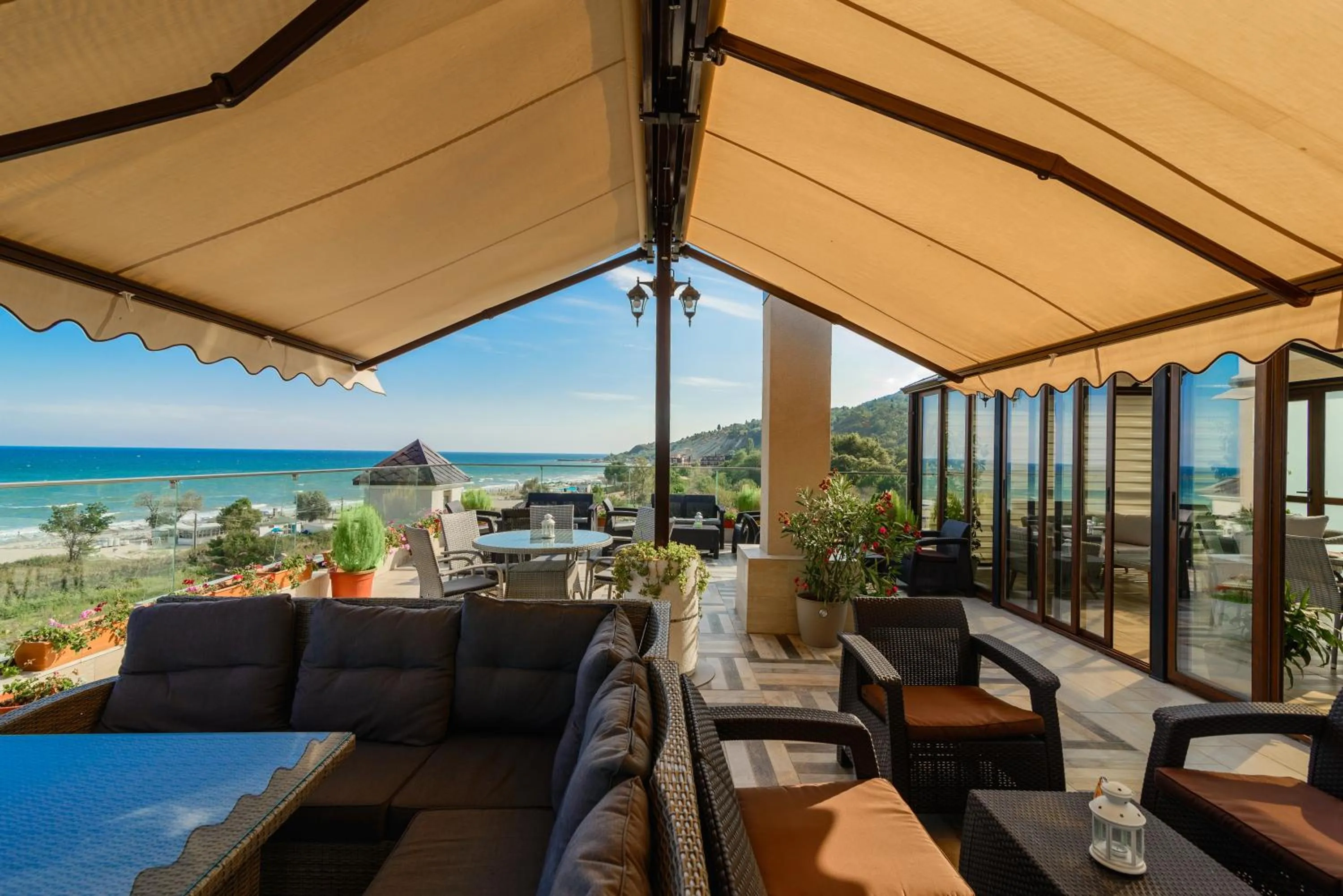 Lounge or bar in Sunny Castle Hotel - All Inclusive, Beach and Free parking