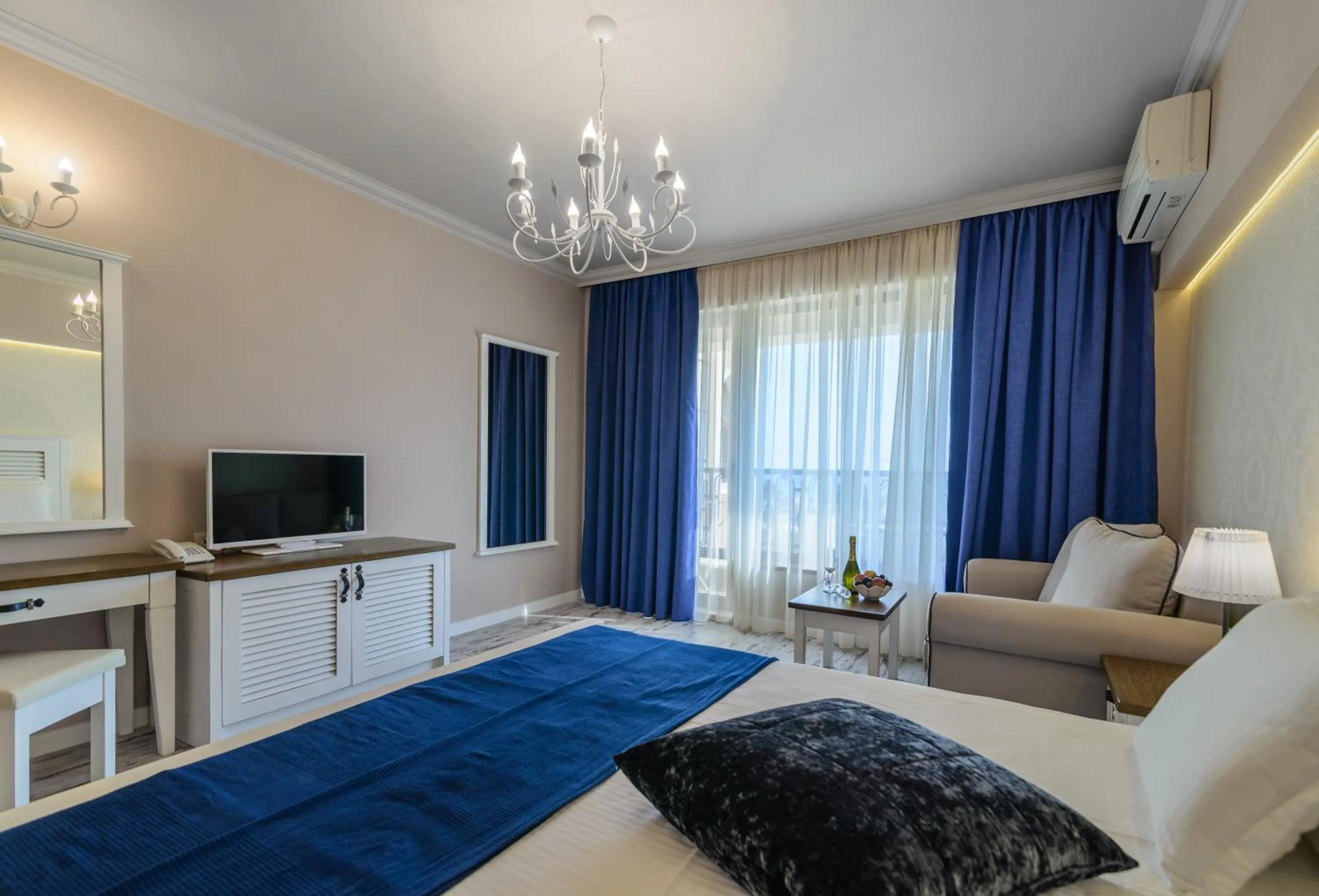 Sunny Castle Hotel - All Inclusive, Beach and Free parking