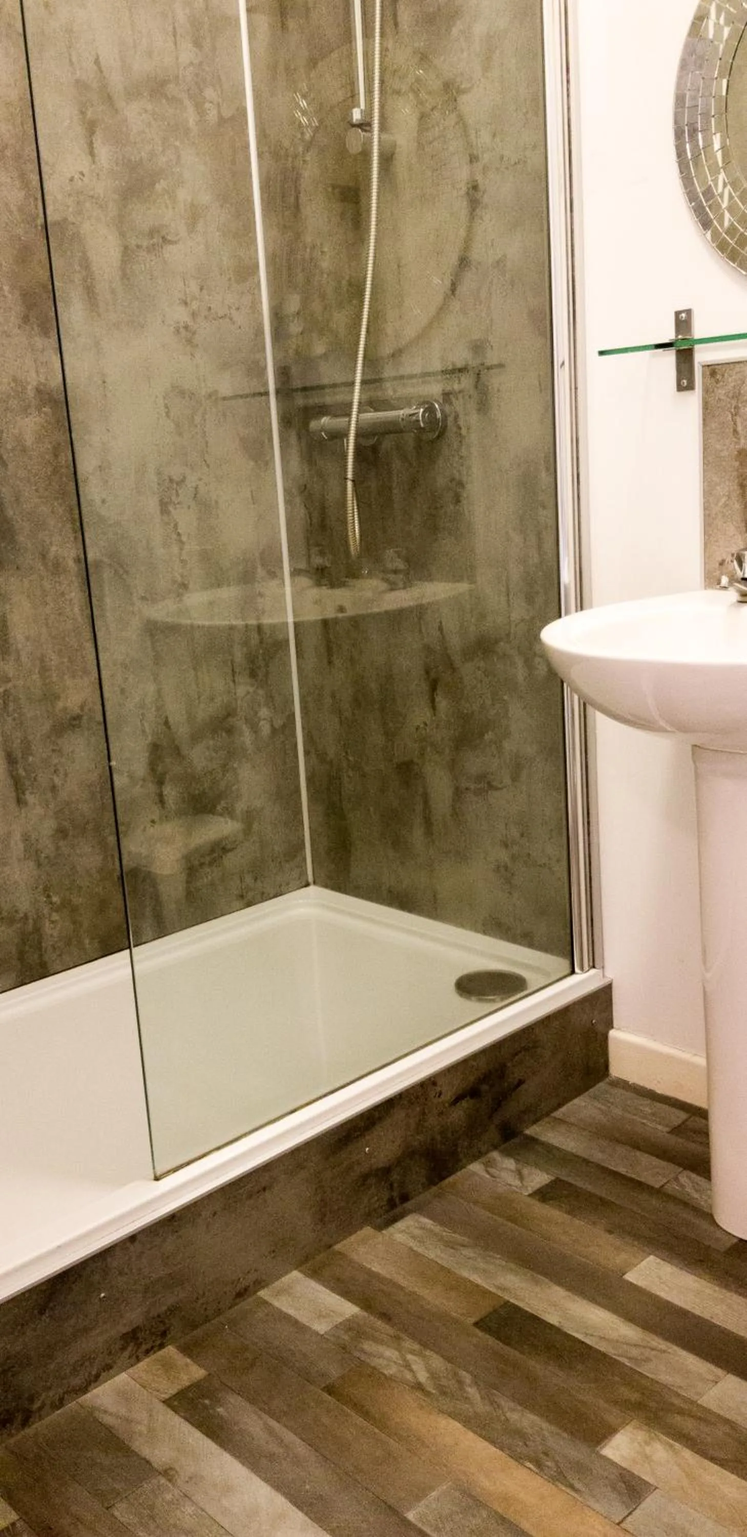 Shower in Balavil Hotel