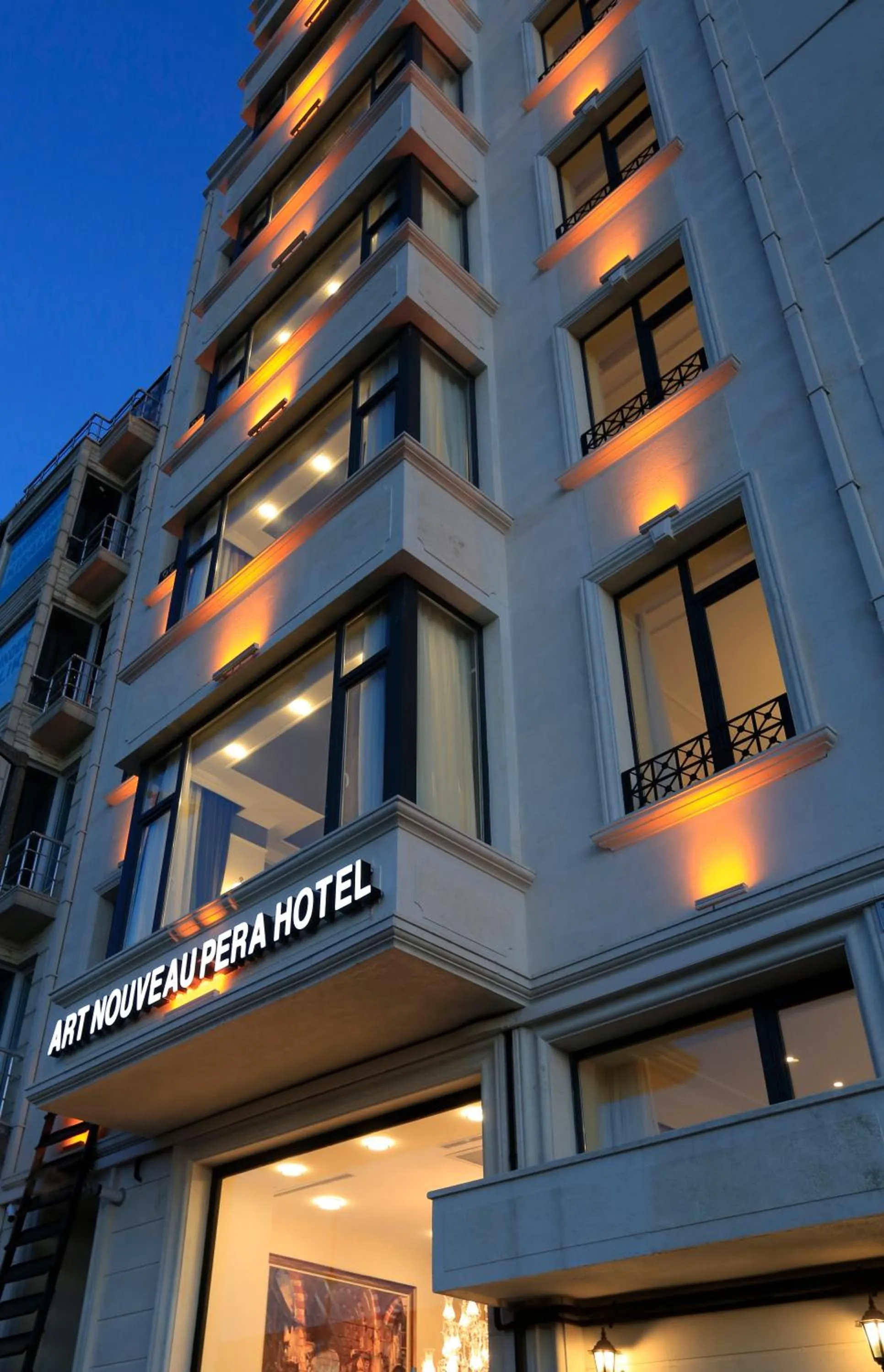 Facade/entrance in Art Nouveau Pera