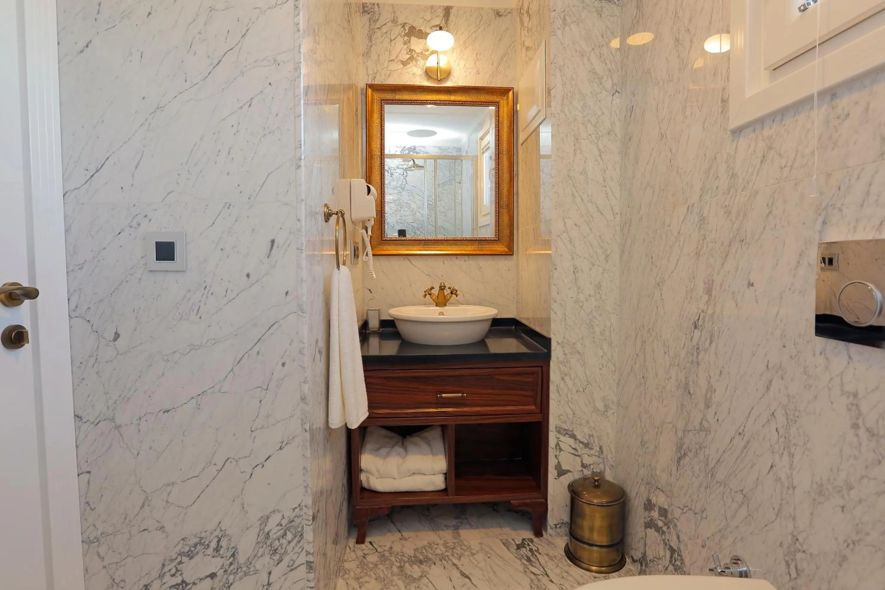 Bathroom in Art Nouveau Pera