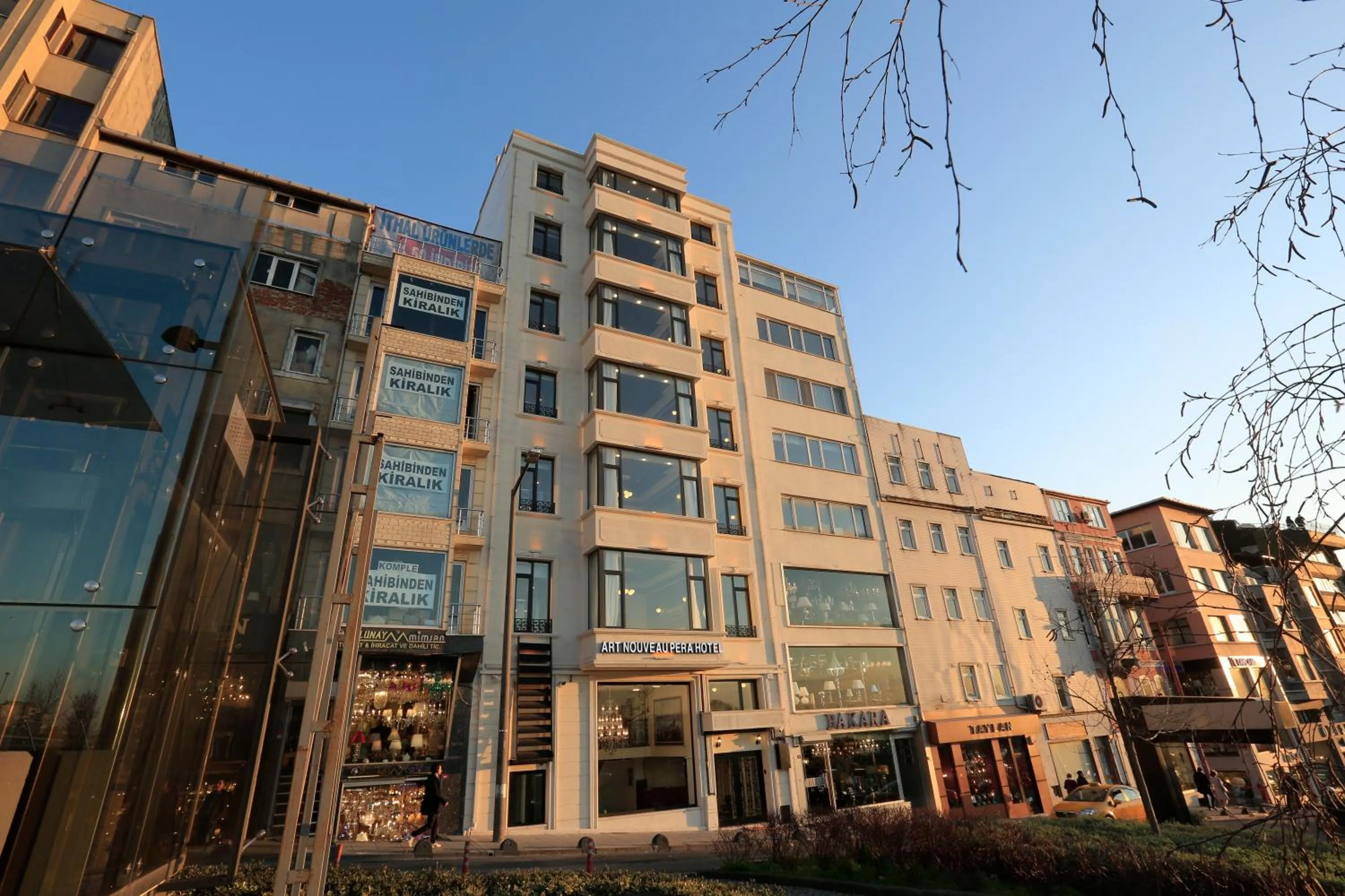 Facade/entrance in Art Nouveau Pera