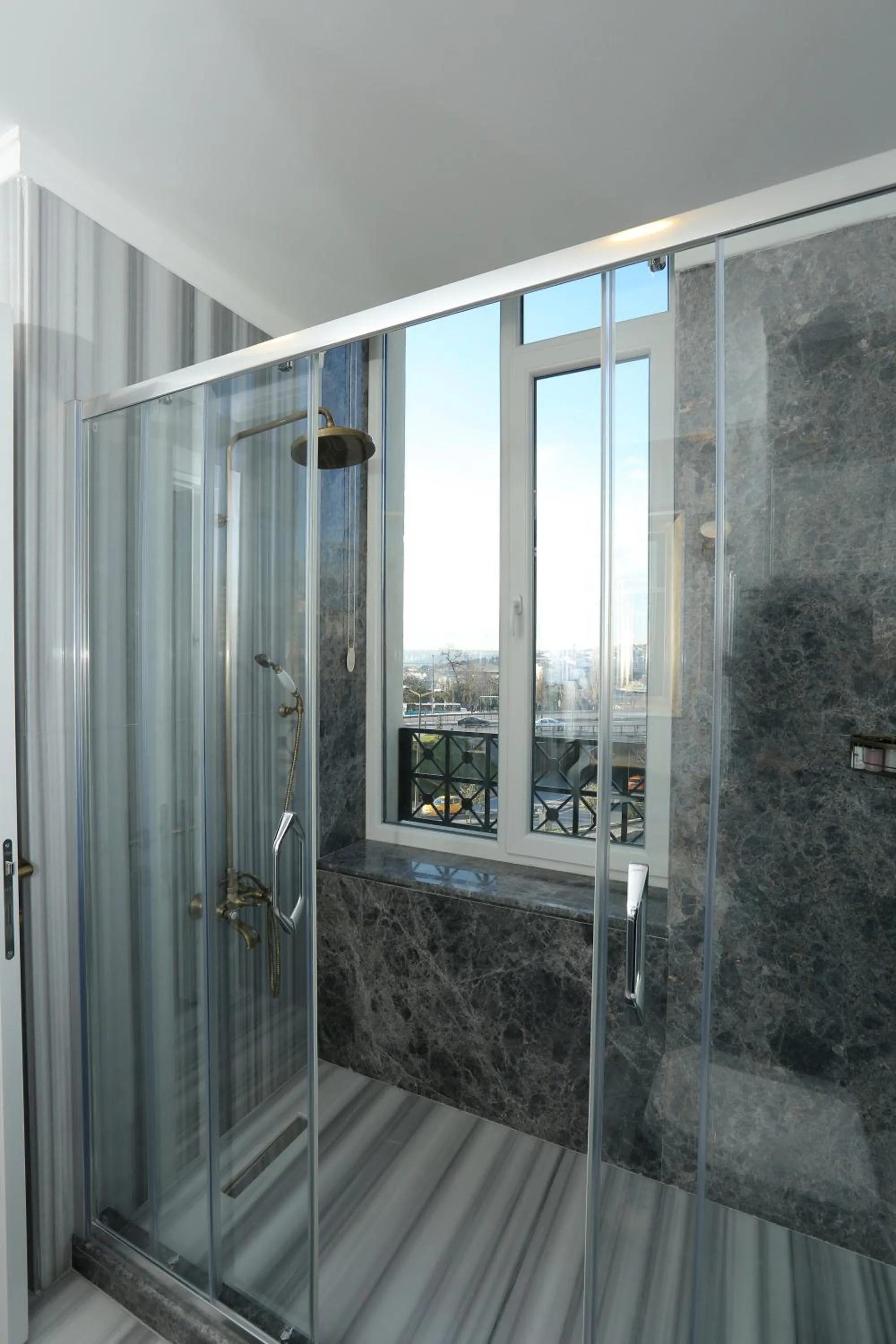 Bathroom in Art Nouveau Pera