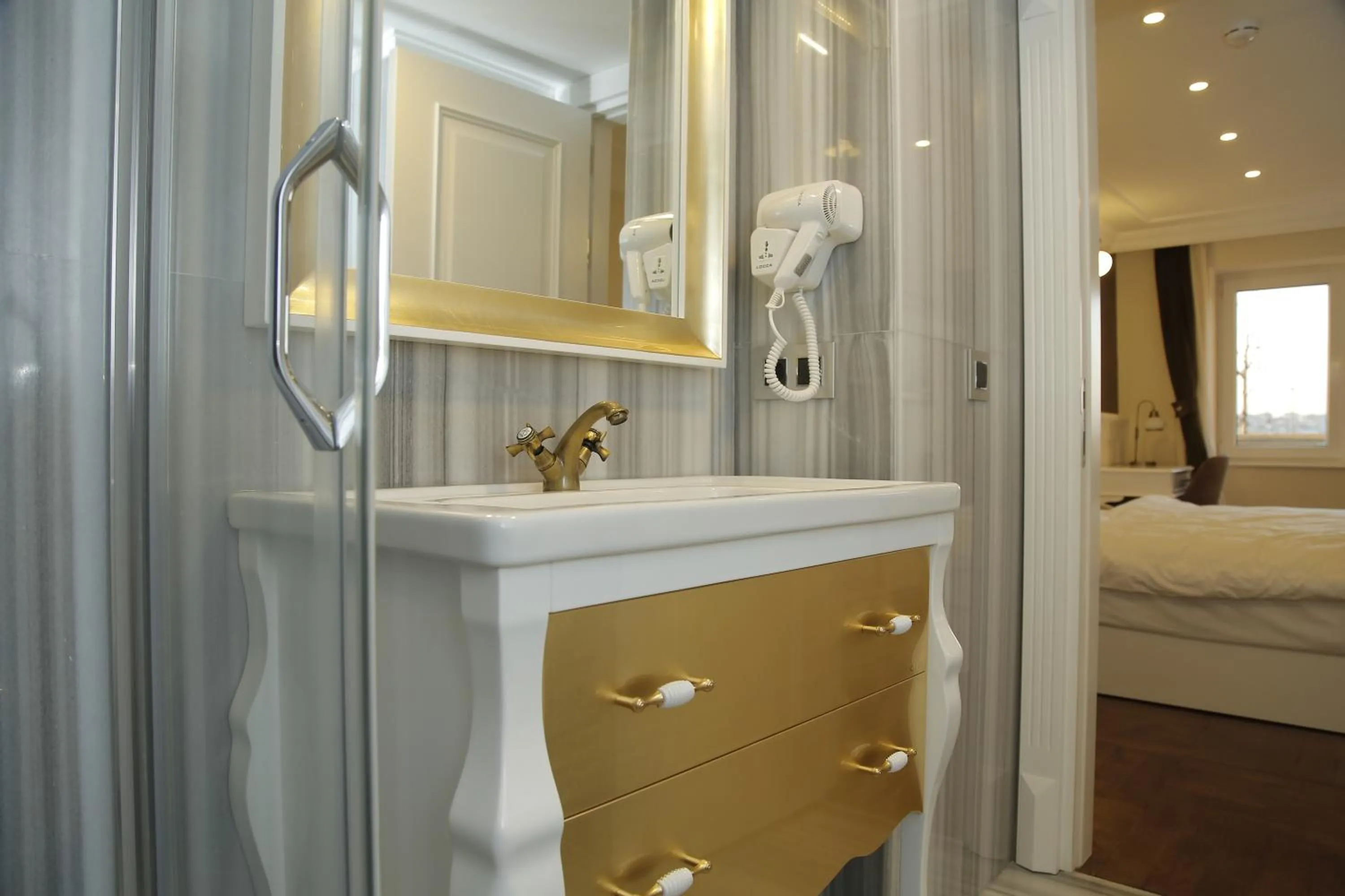 Bathroom, Bed in Art Nouveau Pera