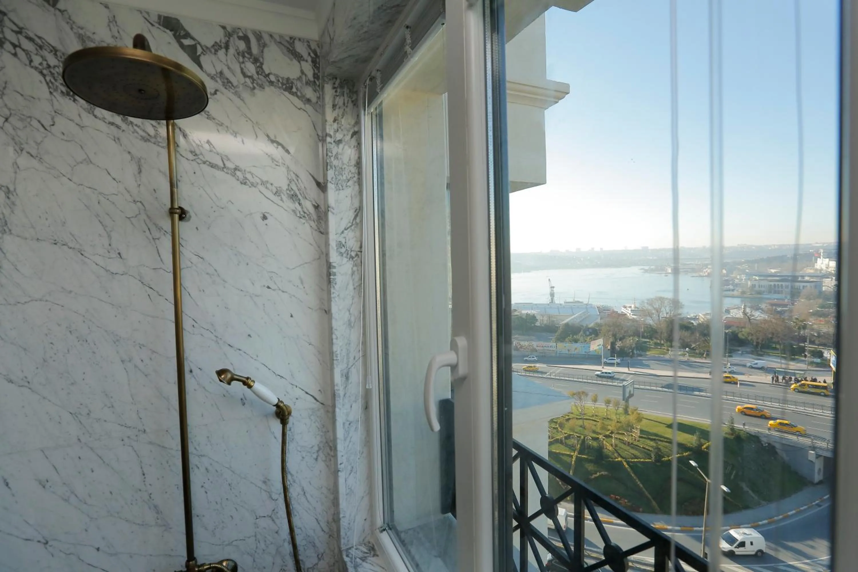 Bathroom in Art Nouveau Pera