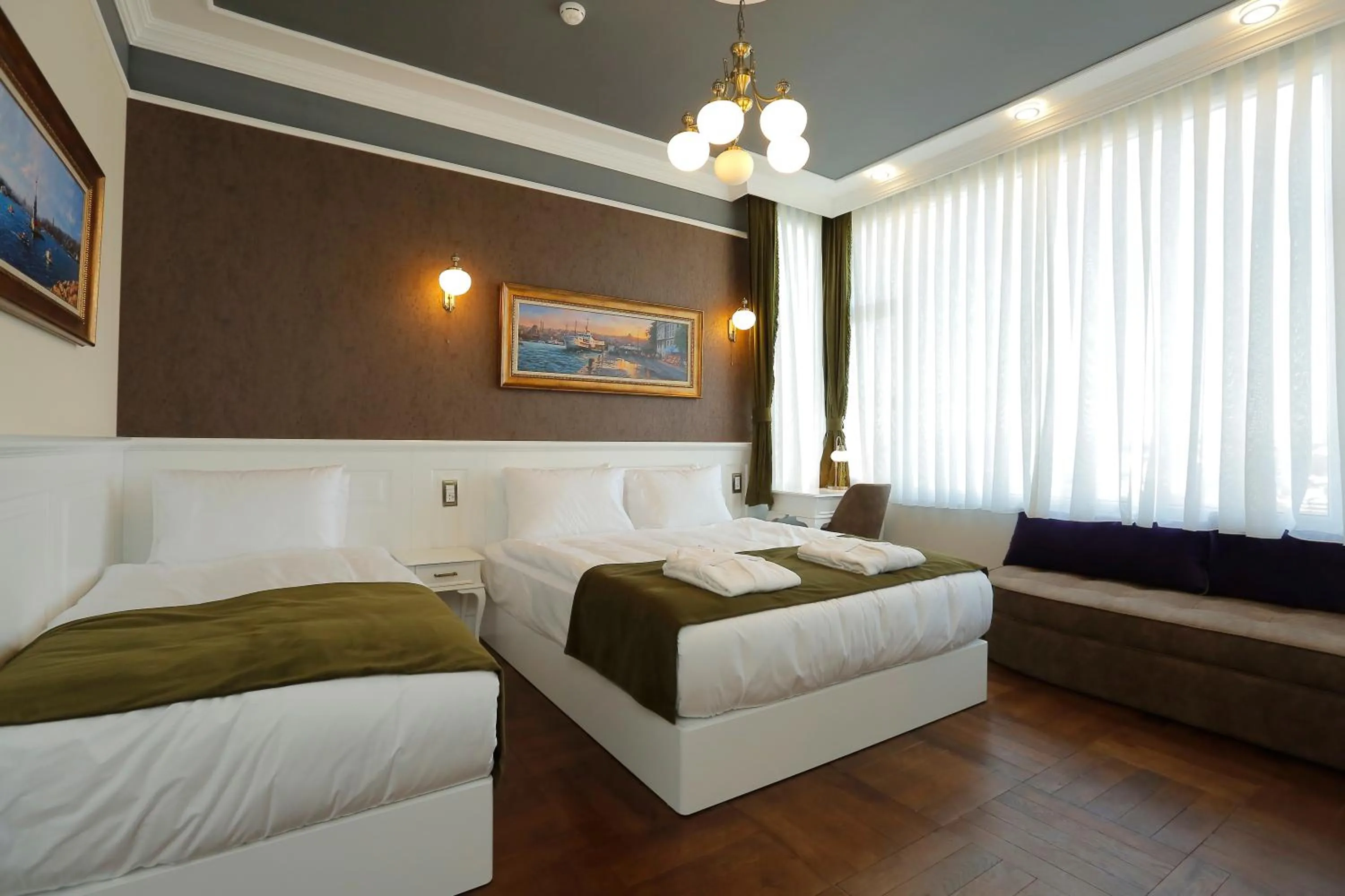 Photo of the whole room, Bed in Art Nouveau Pera