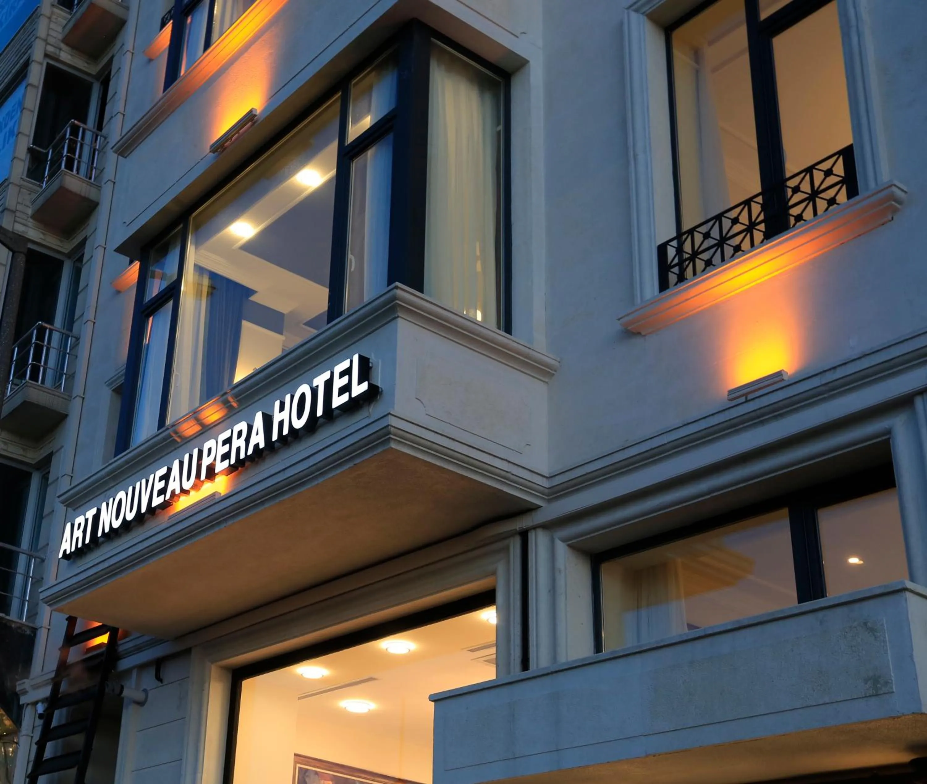 Facade/entrance in Art Nouveau Pera