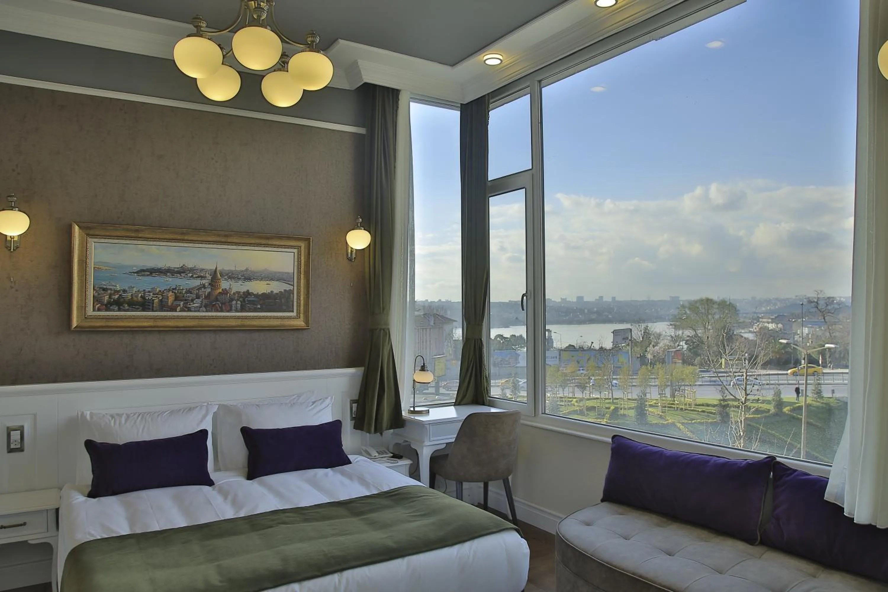 Sea view, Bed in Art Nouveau Pera