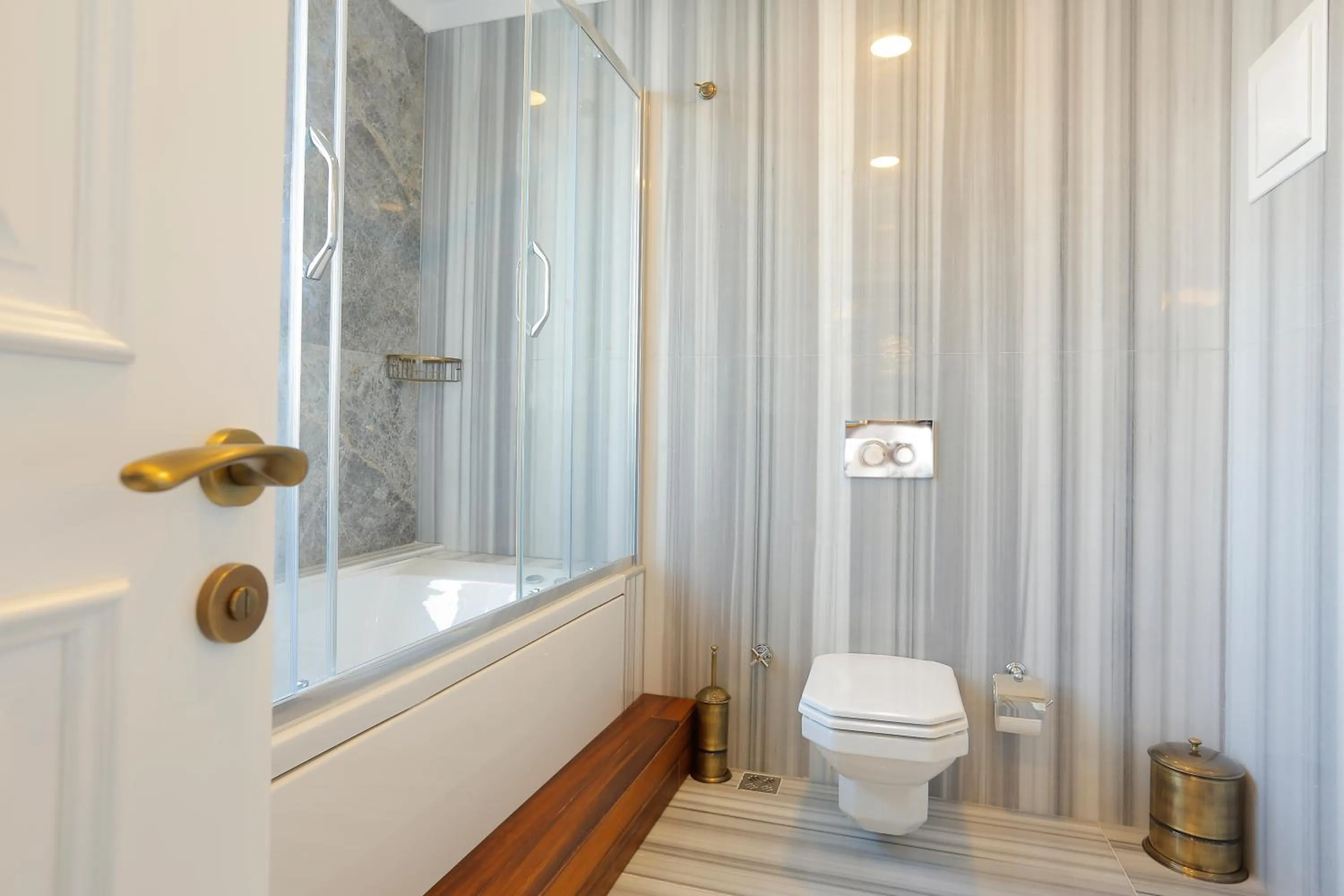 Bathroom in Art Nouveau Pera