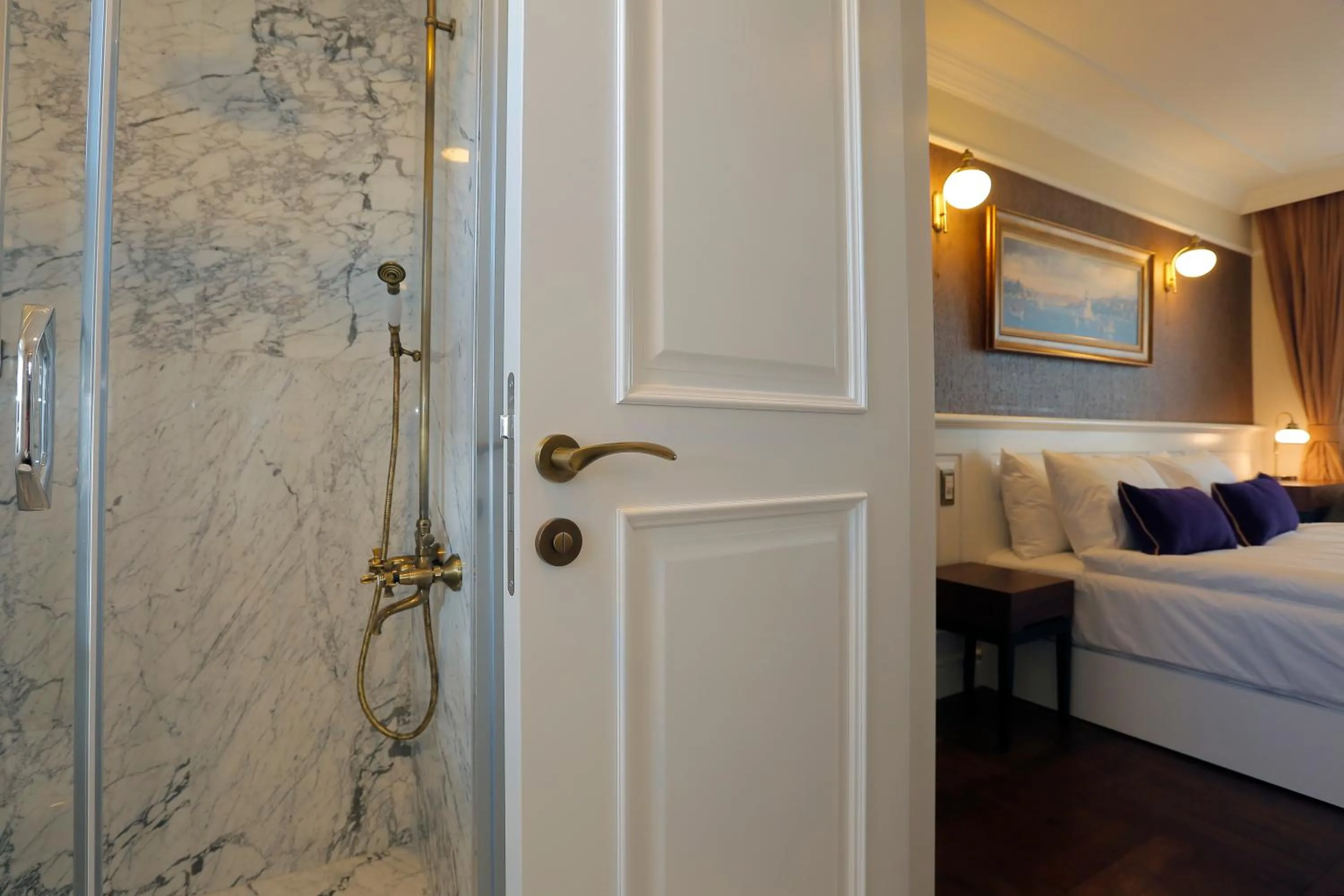 Photo of the whole room, Bed in Art Nouveau Pera