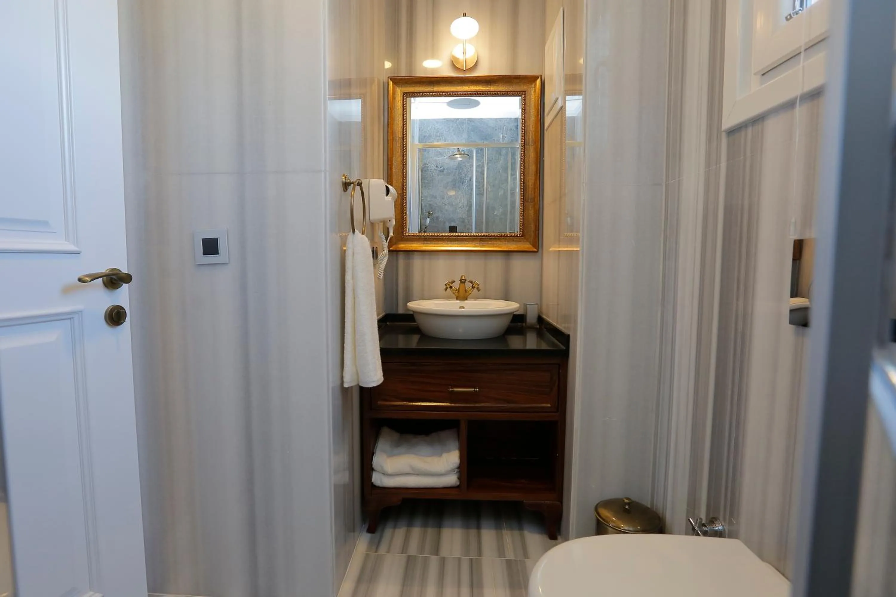 Bathroom in Art Nouveau Pera