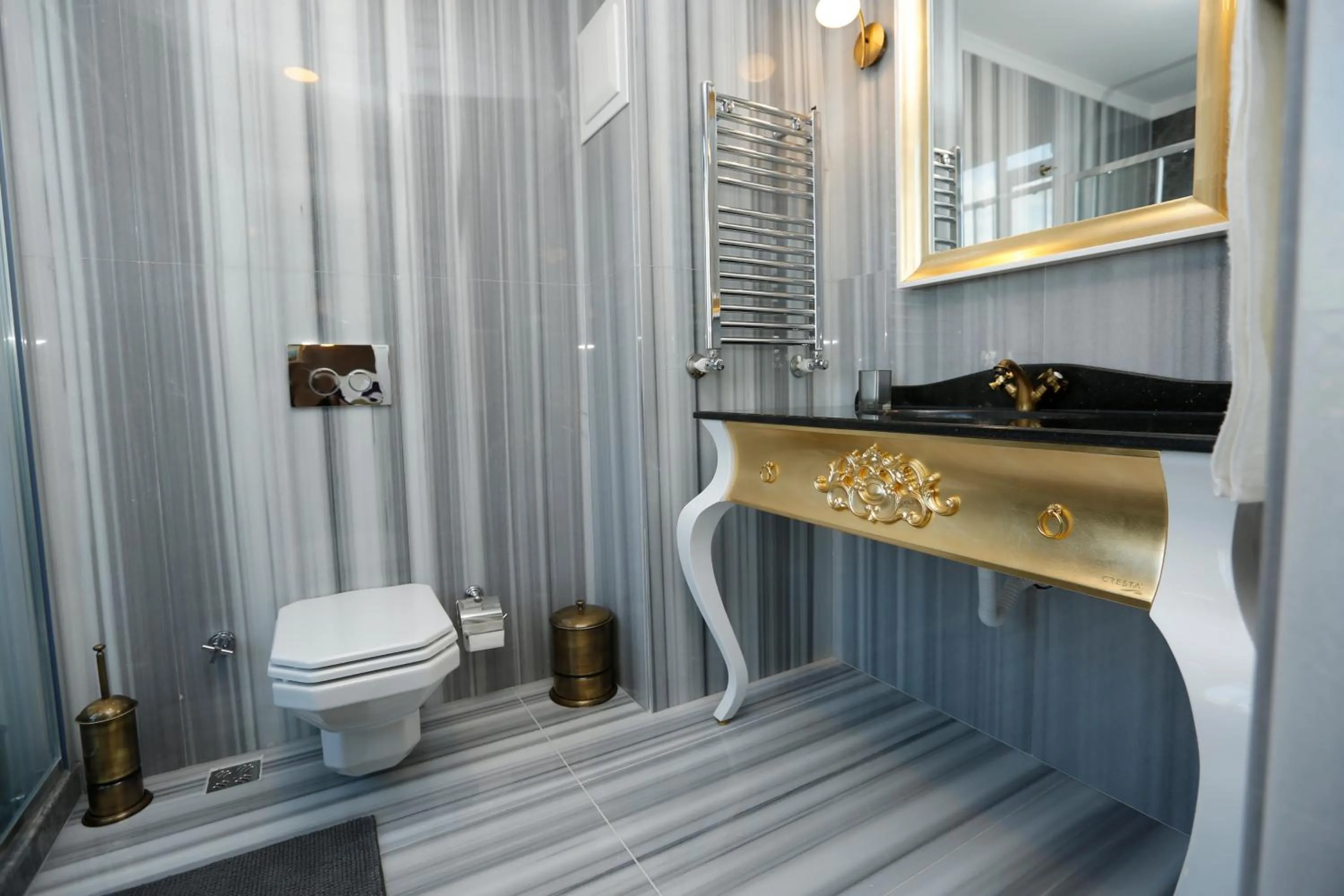 Bathroom in Art Nouveau Pera