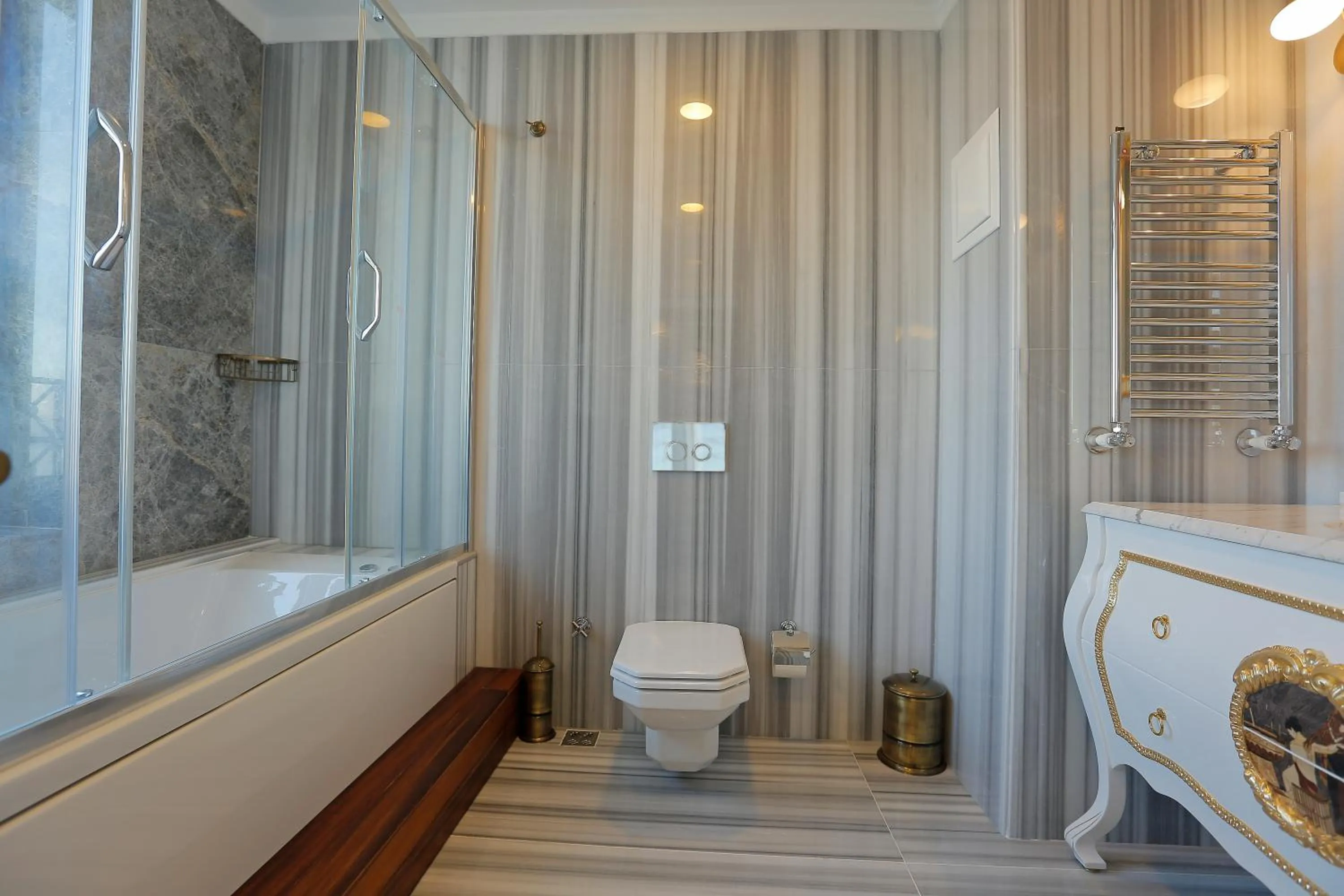 Bathroom in Art Nouveau Pera