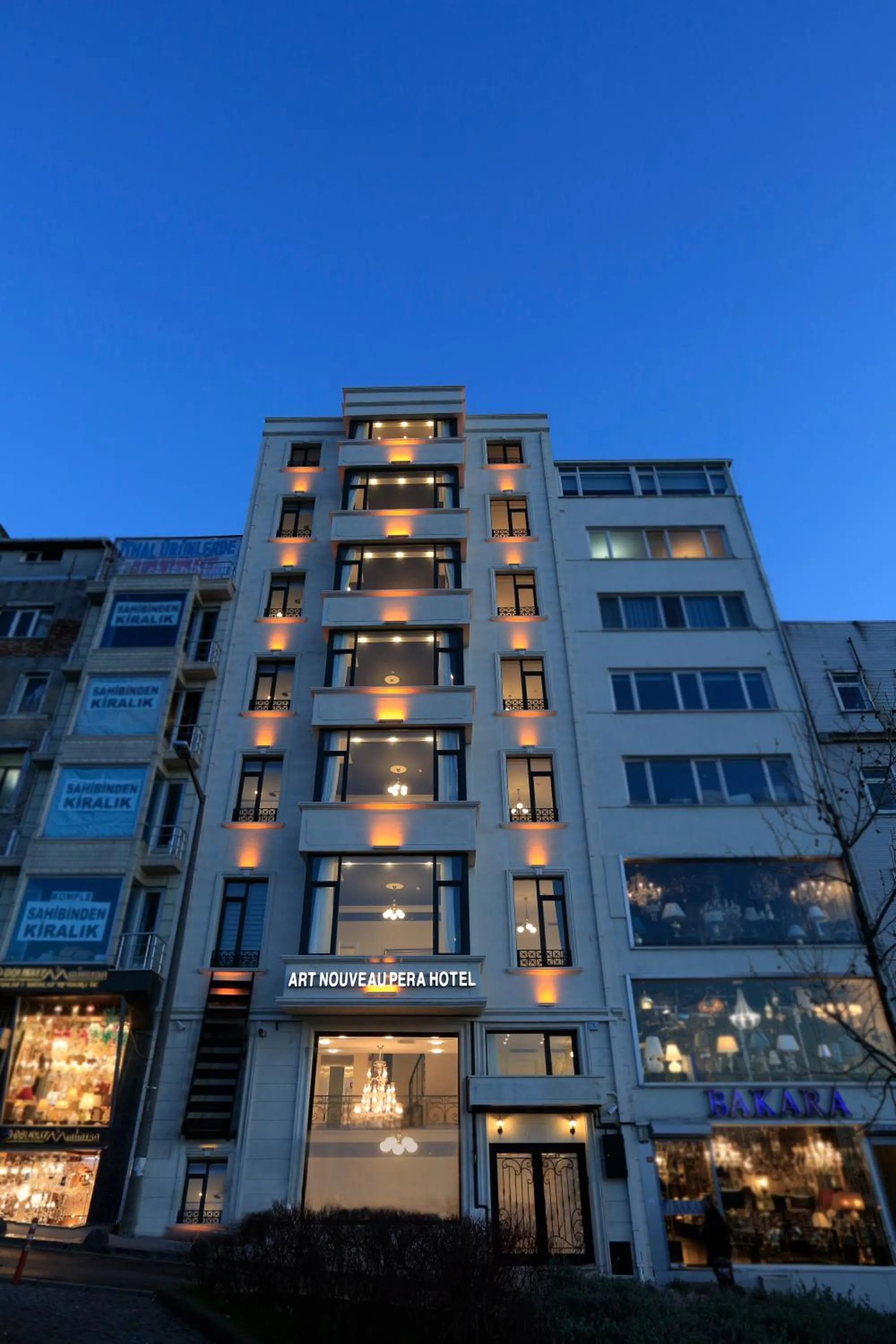 Facade/entrance in Art Nouveau Pera