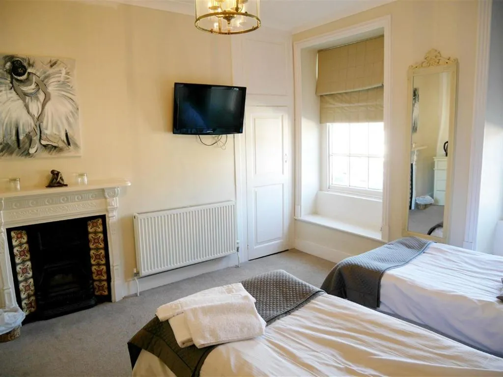 Bedroom, Bed in The Saracens Head Hotel