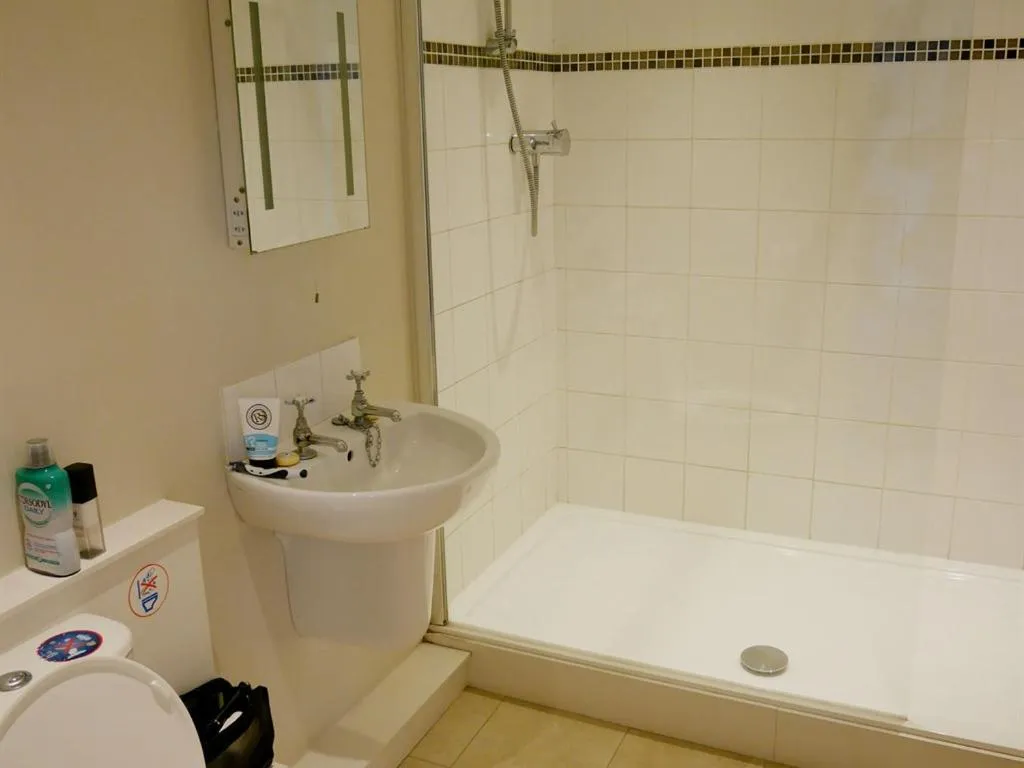 Bathroom in The Saracens Head Hotel