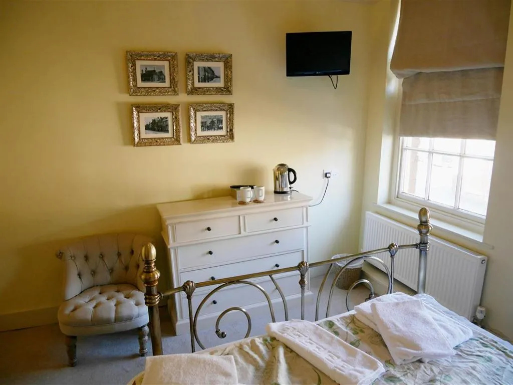 Bedroom, Bed in The Saracens Head Hotel