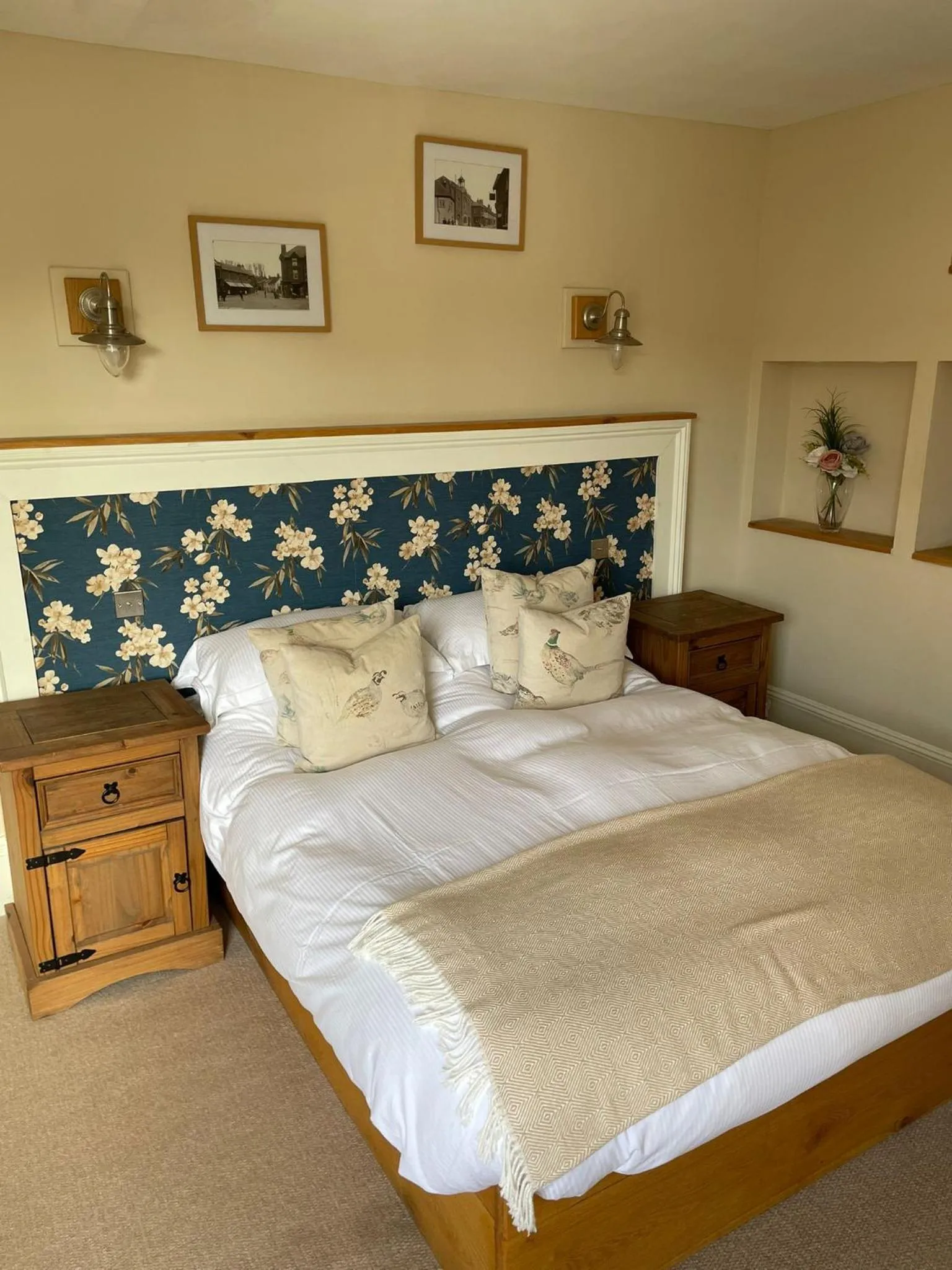 Bedroom, Bed in The White Hart