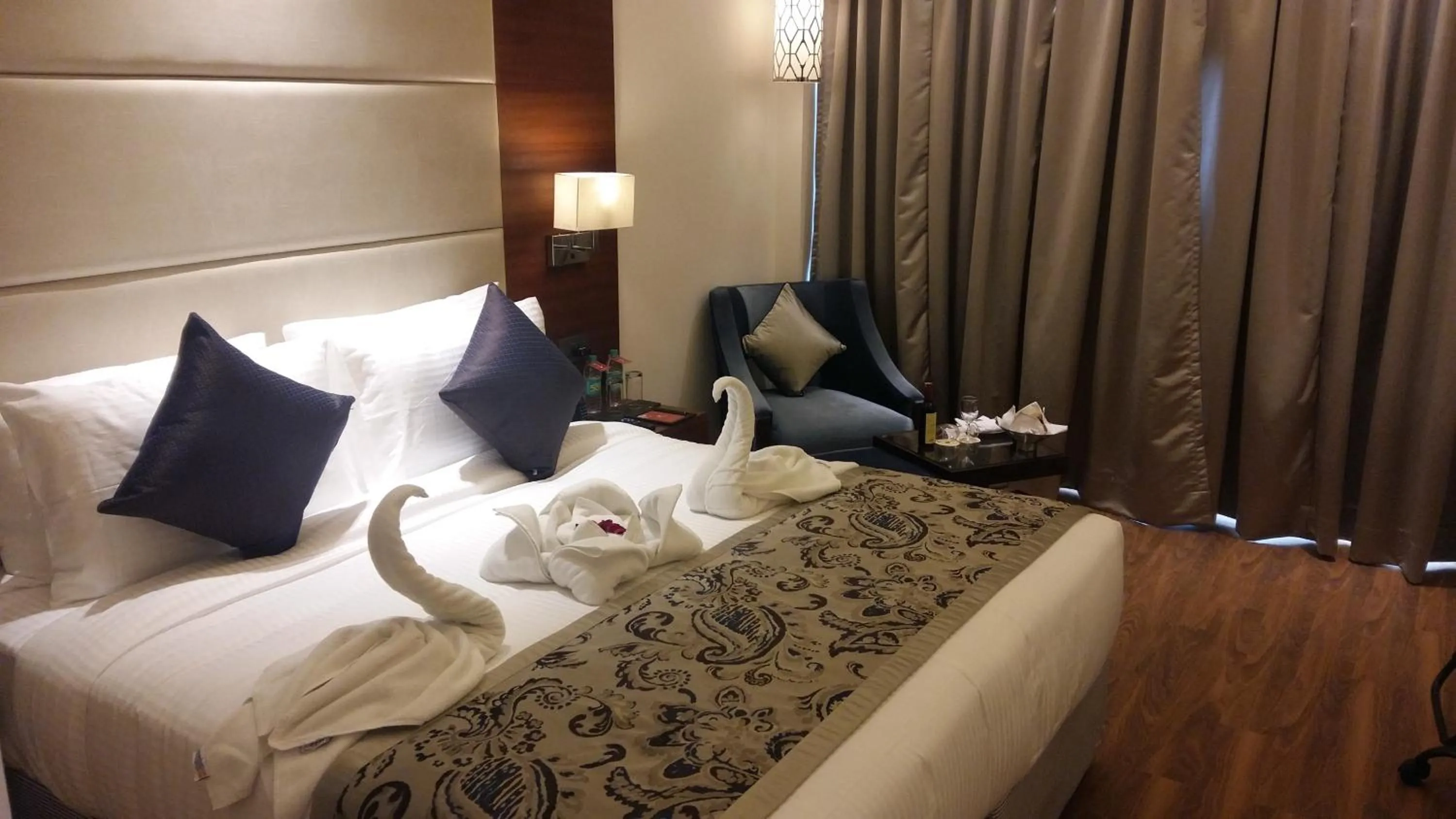 Photo of the whole room, Bed in The P L Palace Agra