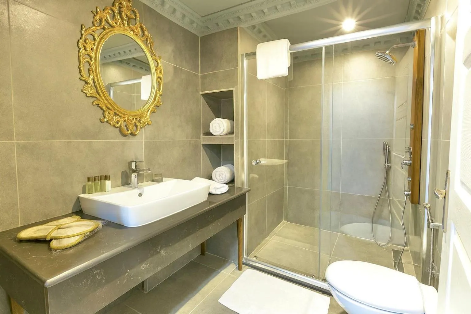 Bathroom in REAL KiNG RESiDANCE