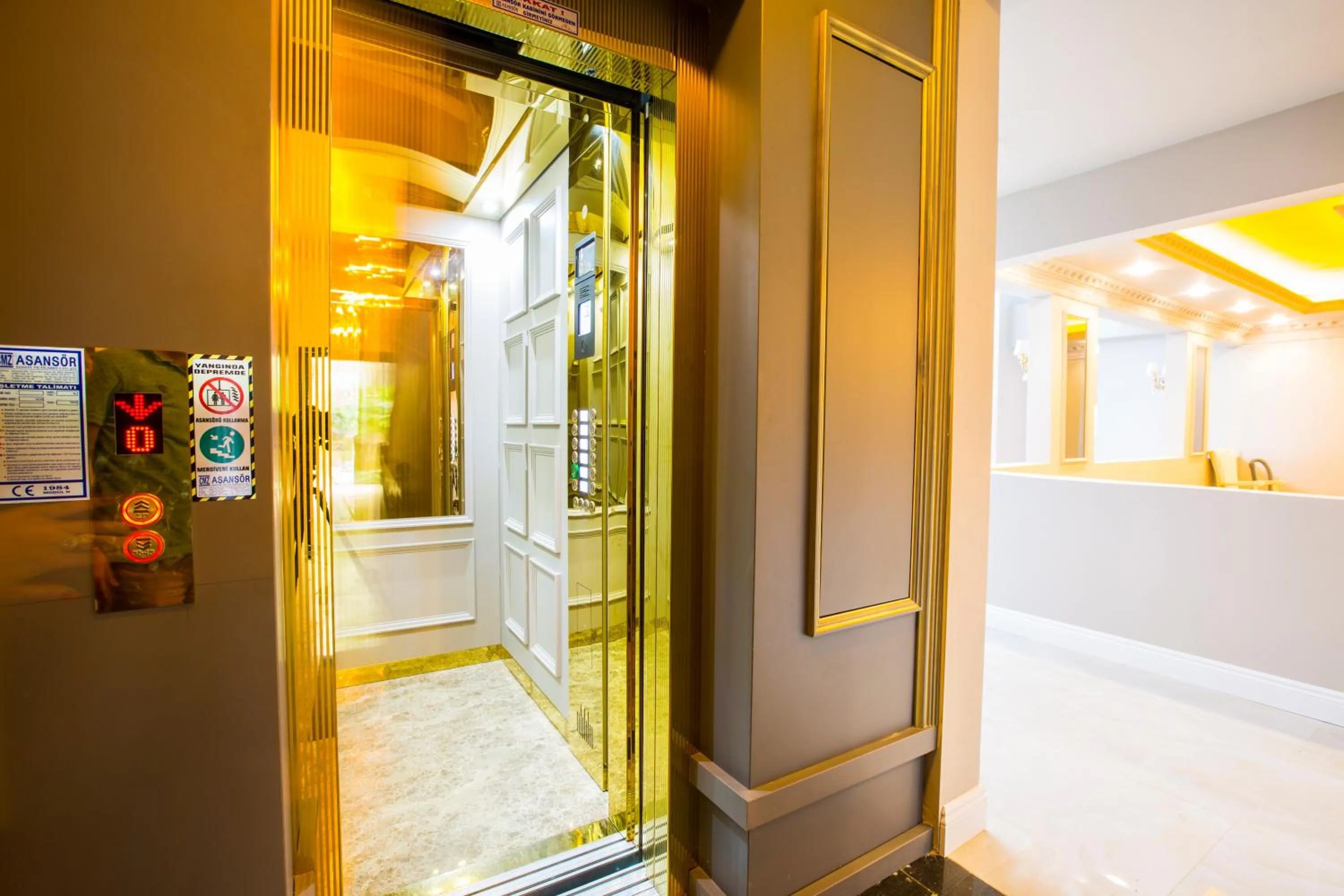 elevator in REAL KiNG RESiDANCE