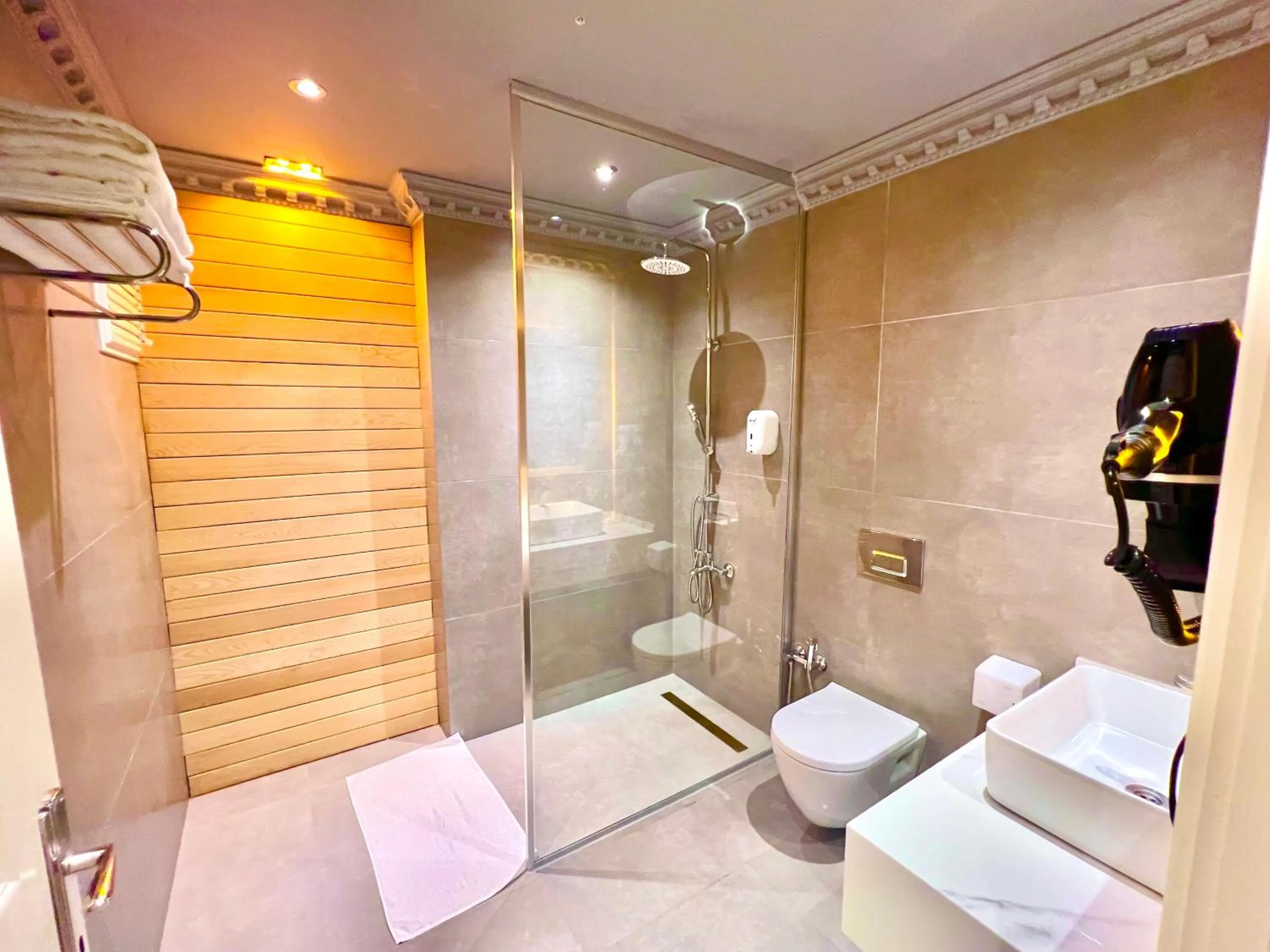 Shower in REAL KiNG RESiDANCE