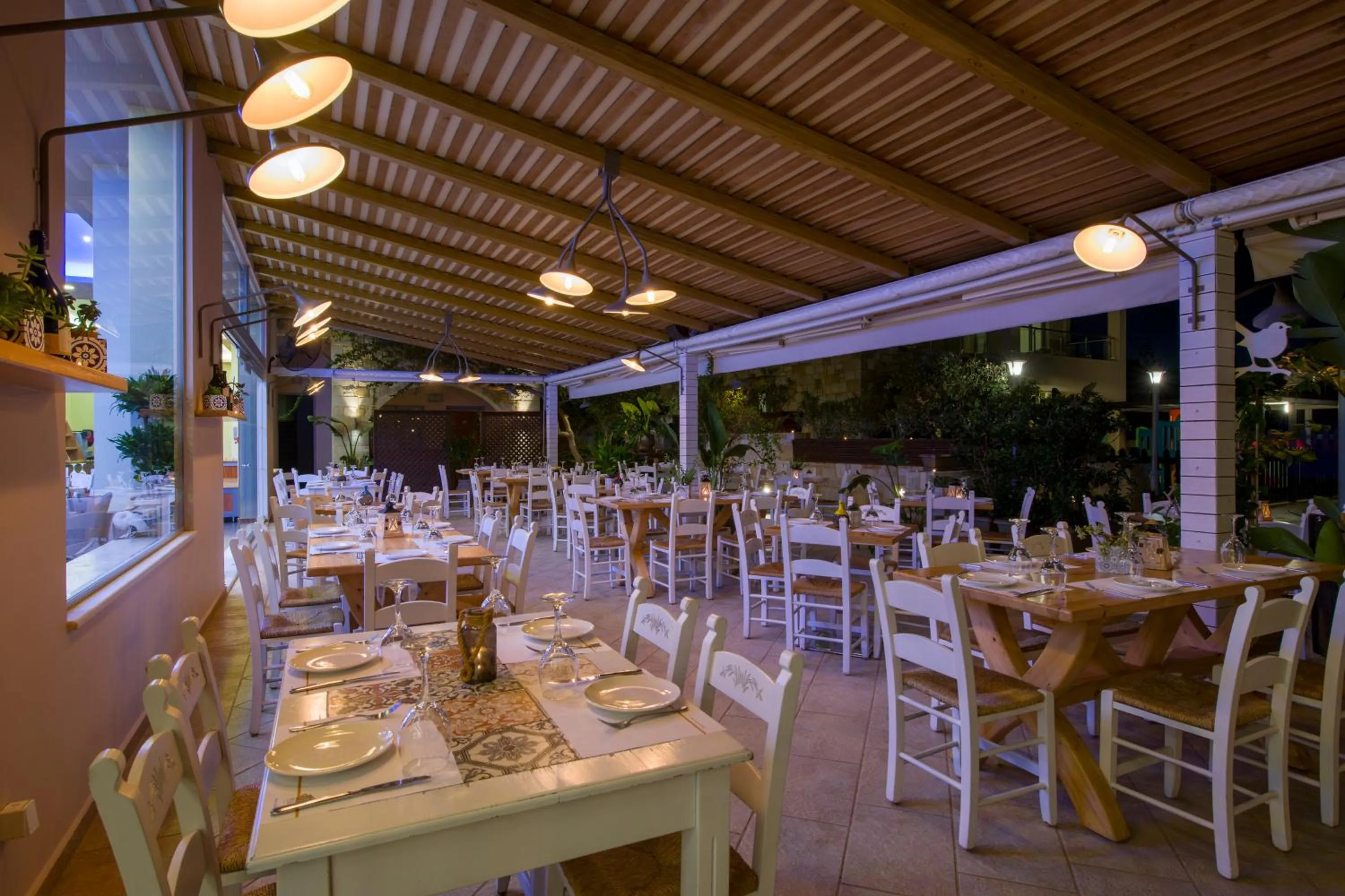 Restaurant/places to eat in Isida Hotel Agia Marina