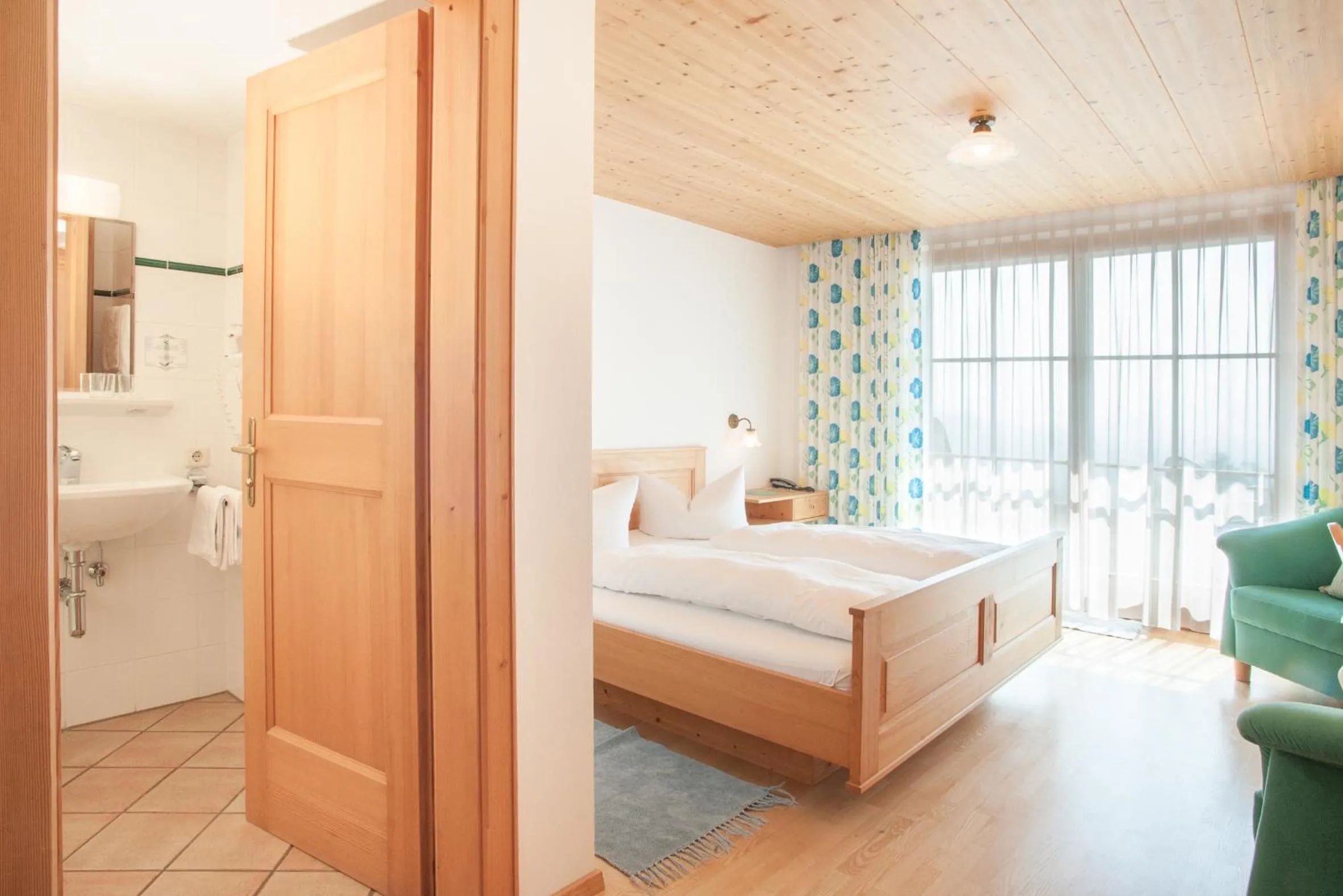 Balcony/Terrace, Bed in Hotel Dreiländerblick Dornbirn