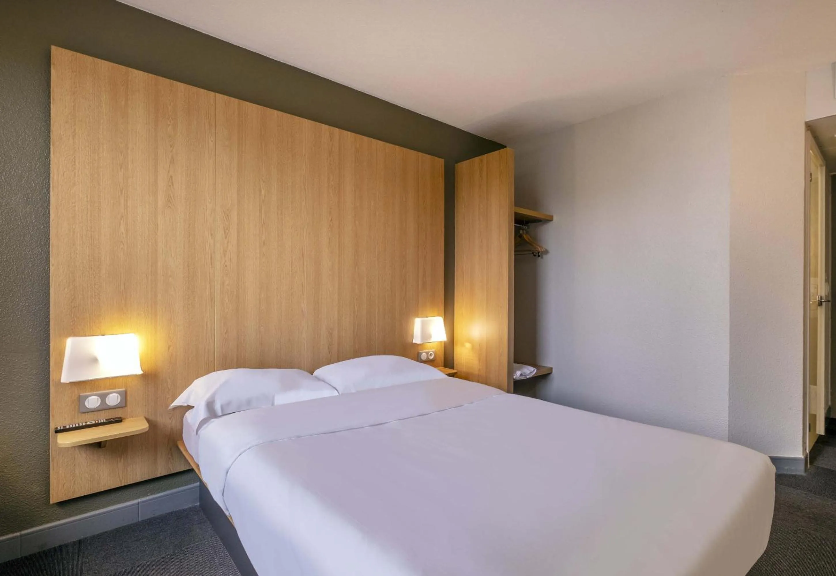 Bedroom, Bed in B&B HOTEL La Rochelle Centre