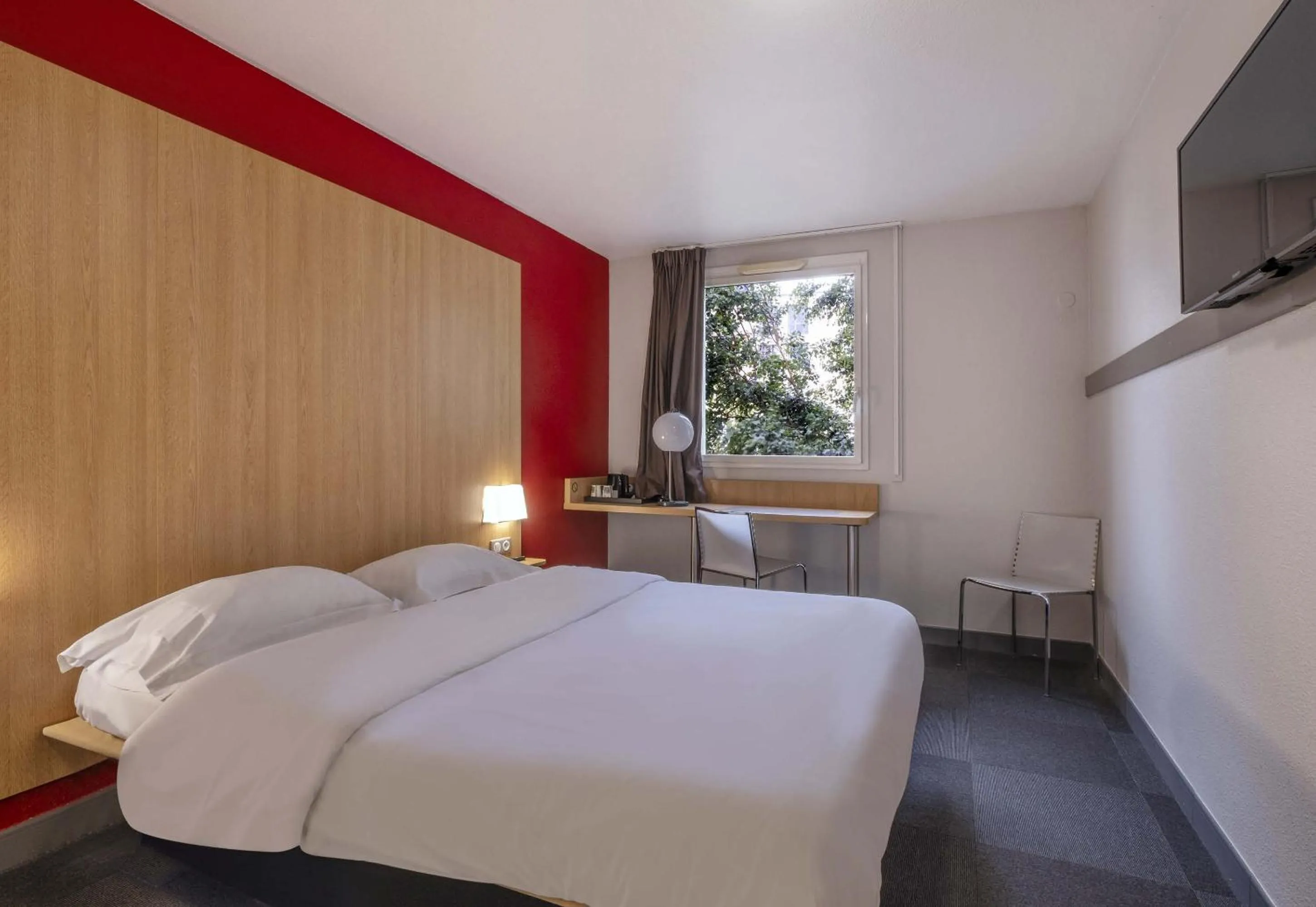 Bedroom, Bed in B&B HOTEL La Rochelle Centre