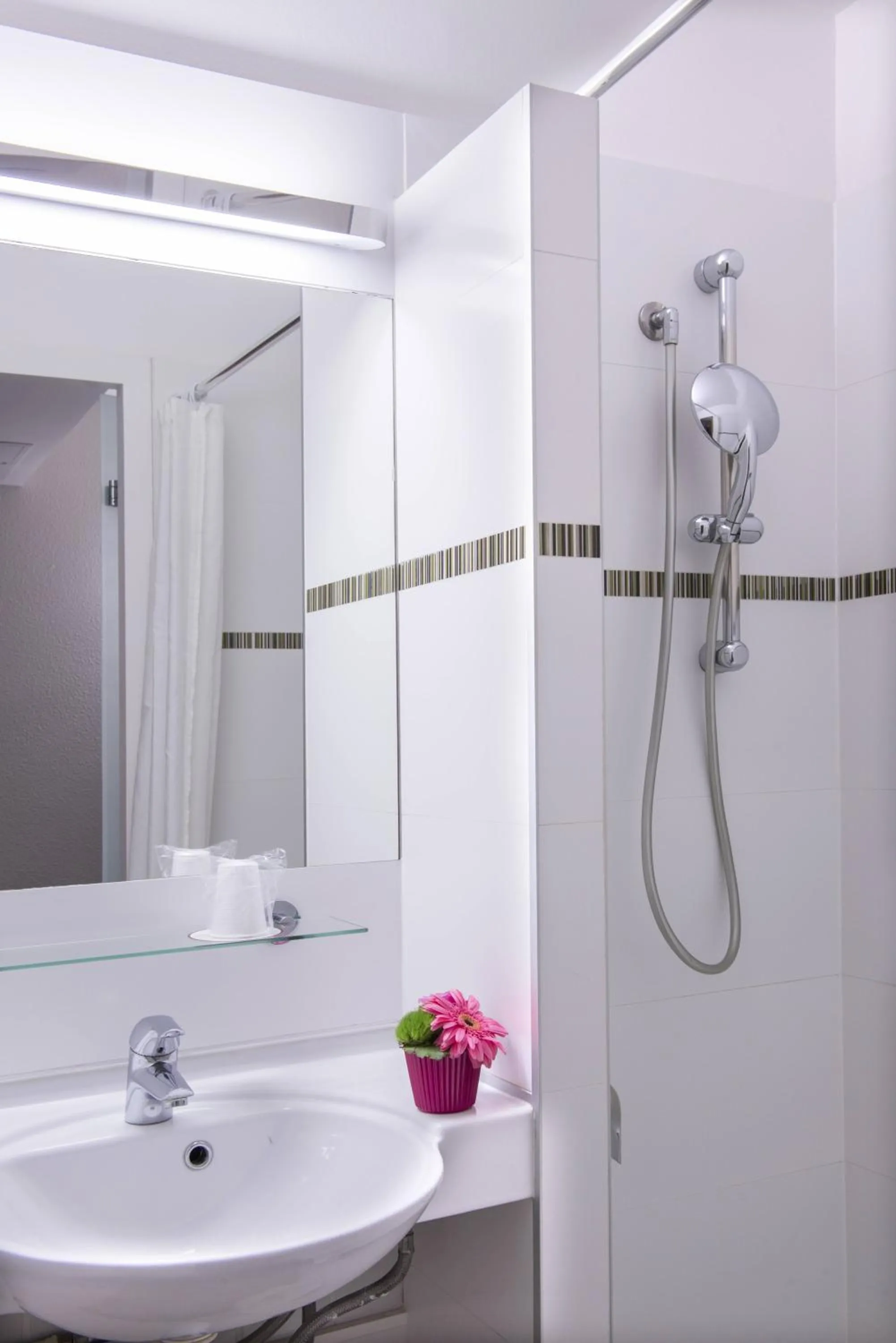 Shower in B&B HOTEL La Rochelle Centre