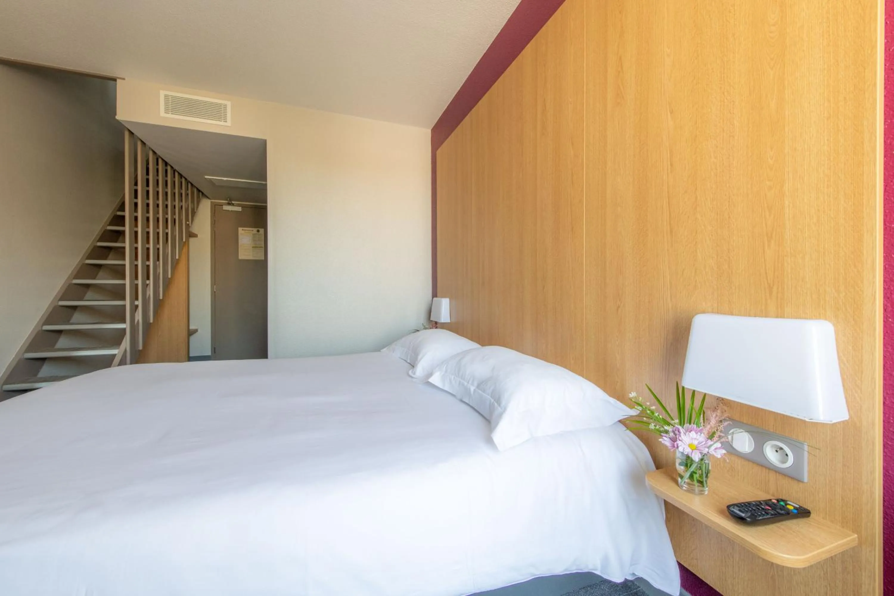 Bed in B&B HOTEL La Rochelle Centre