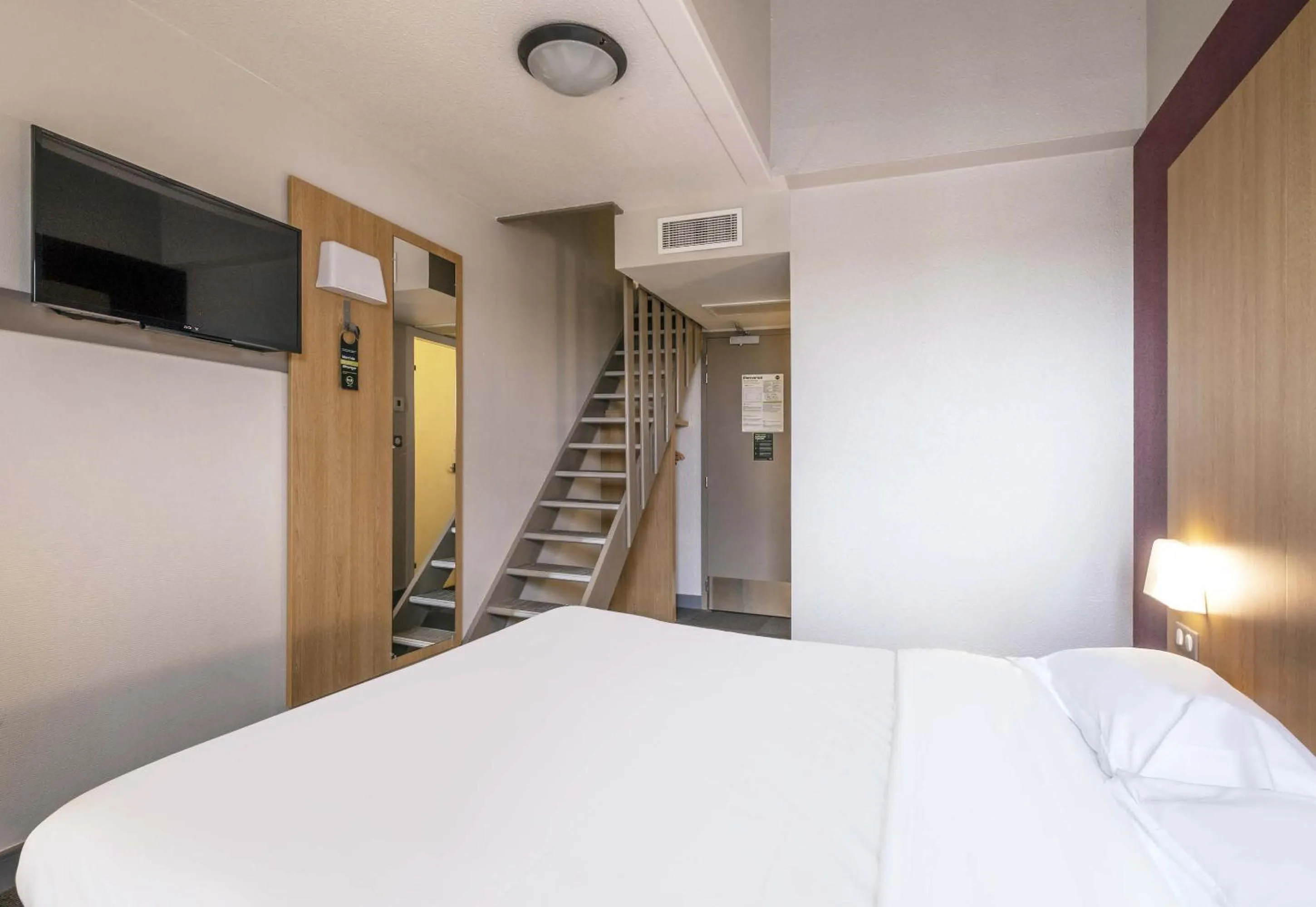 Bedroom, Bed in B&B HOTEL La Rochelle Centre