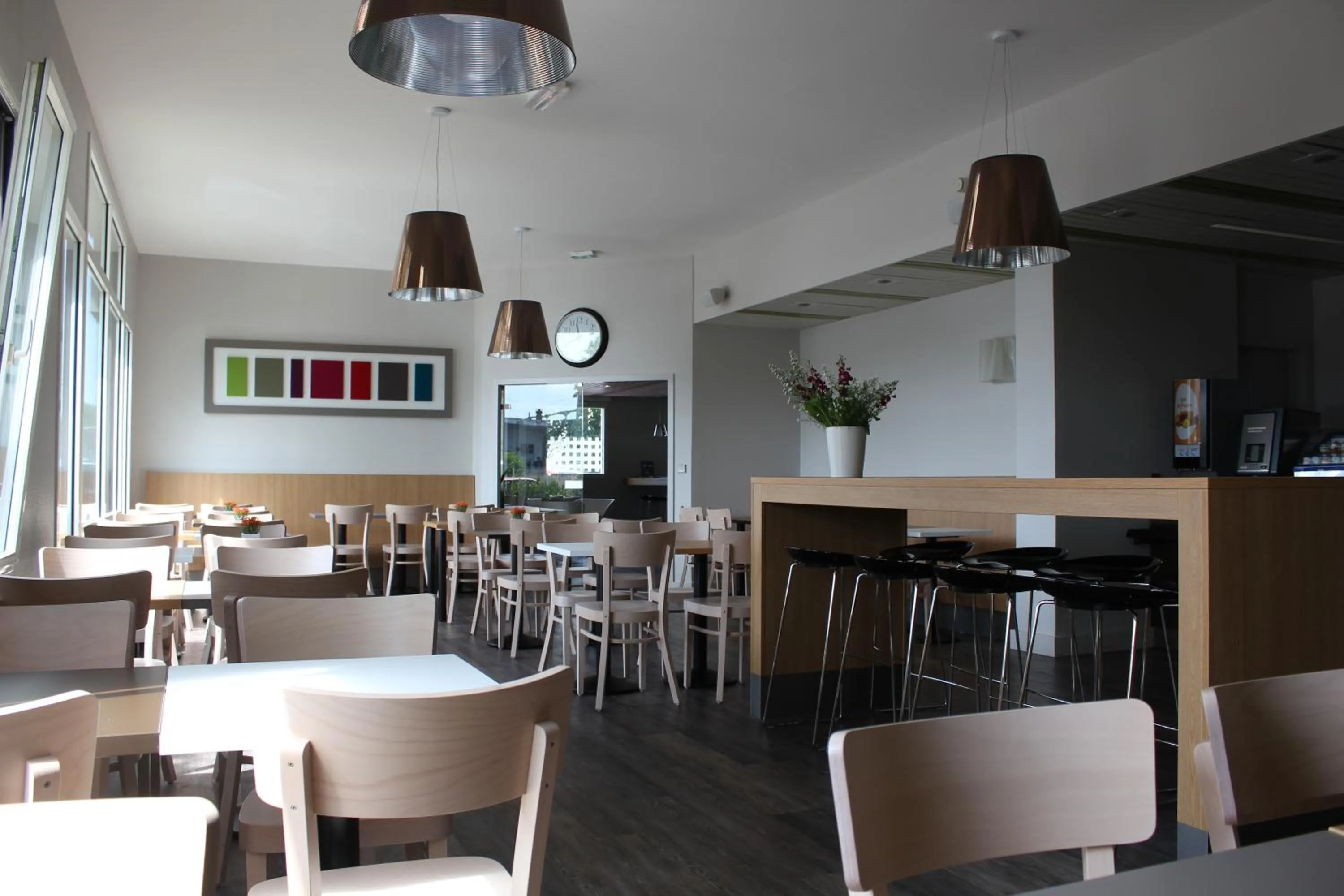 Dining area in B&B HOTEL La Rochelle Centre