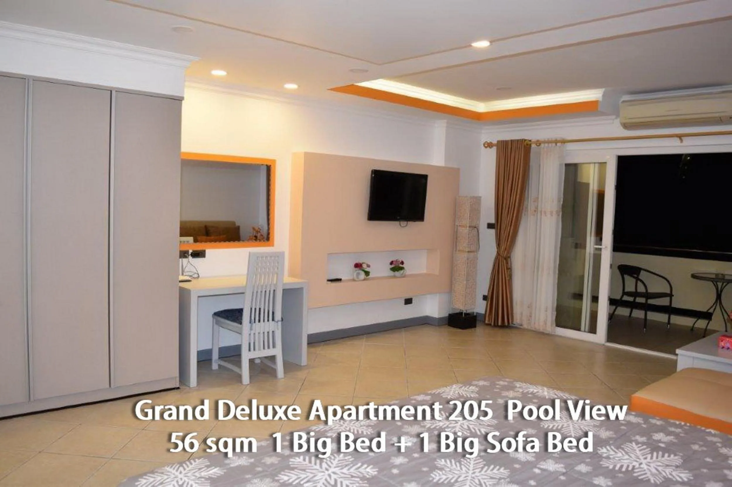 Photo of the whole room, Bed in View Talay Residence 6 Wongamat Beach