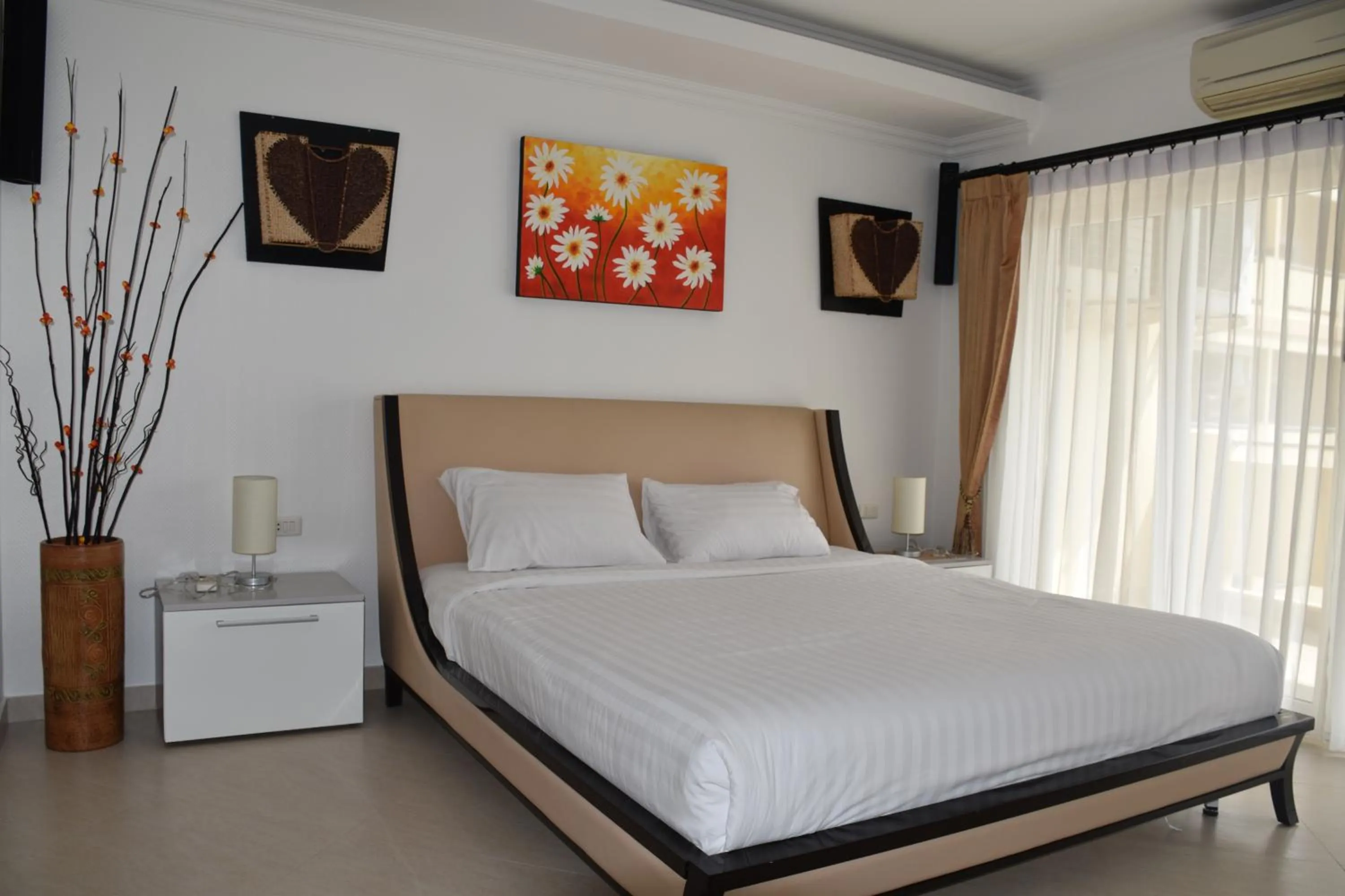 Photo of the whole room, Bed in View Talay Residence 6 Wongamat Beach