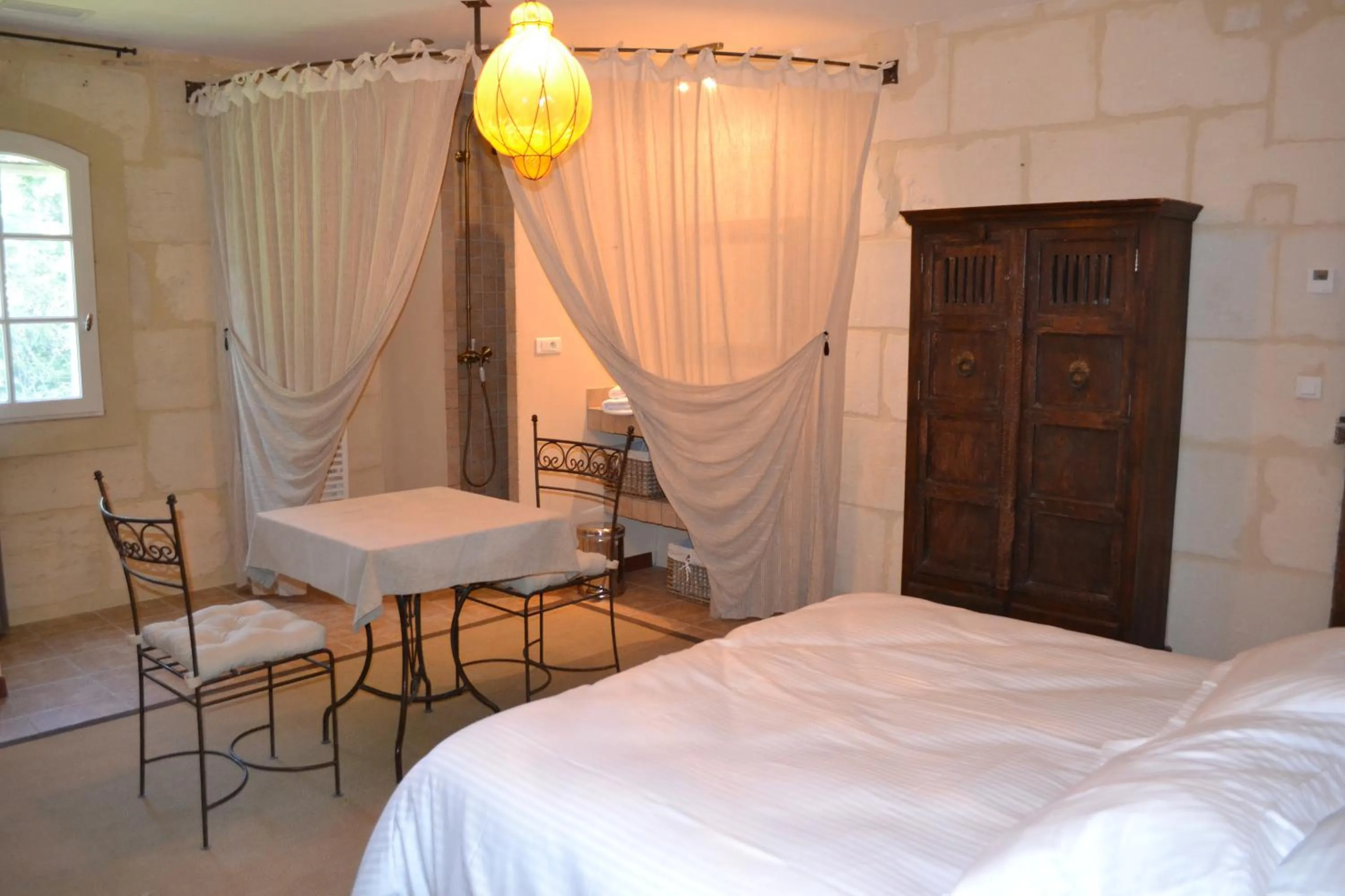 Photo of the whole room, Bed in Mas Petit Prince