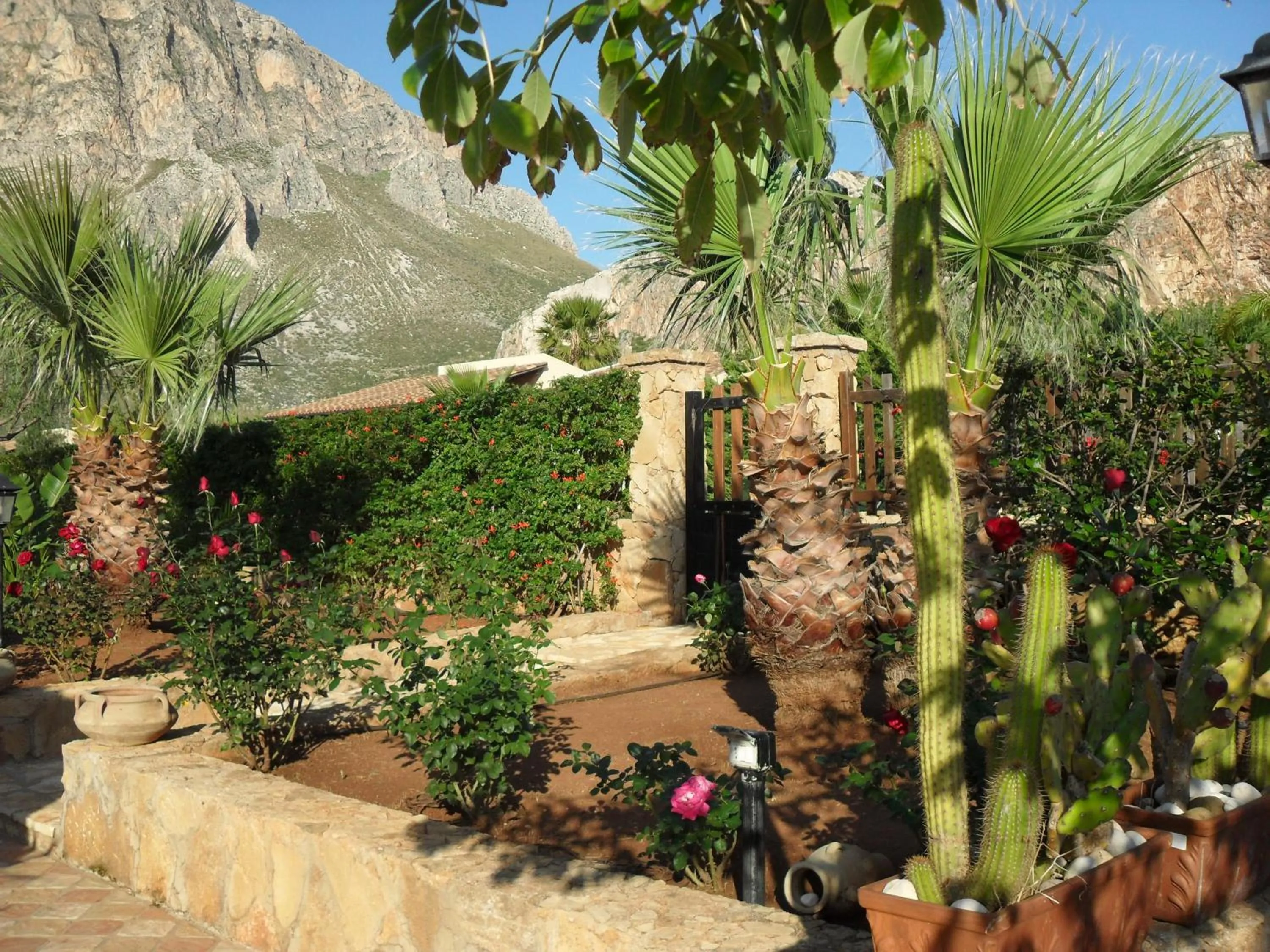 Garden view in Baia Cofano Home