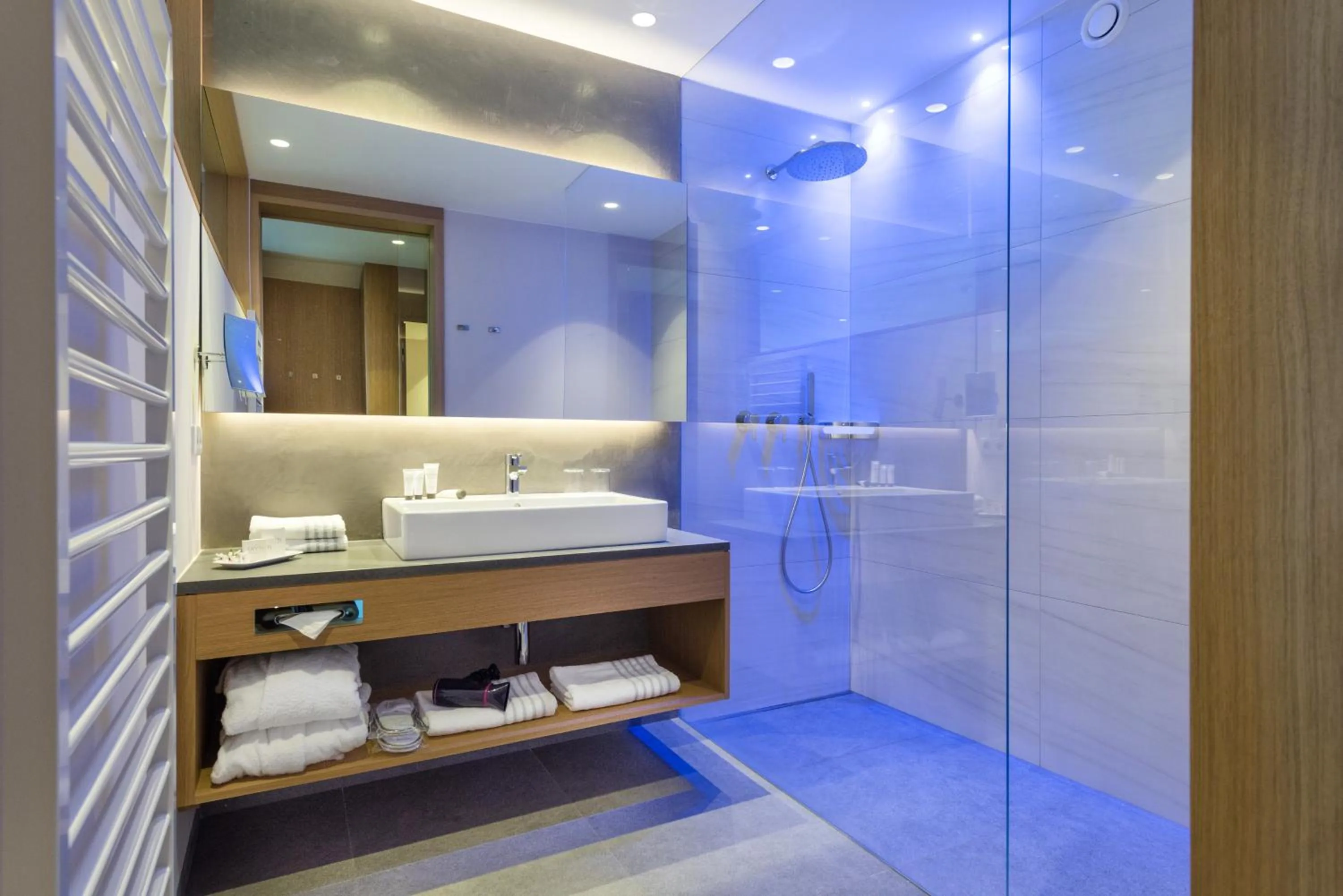 Shower in FAYN garden retreat hotel