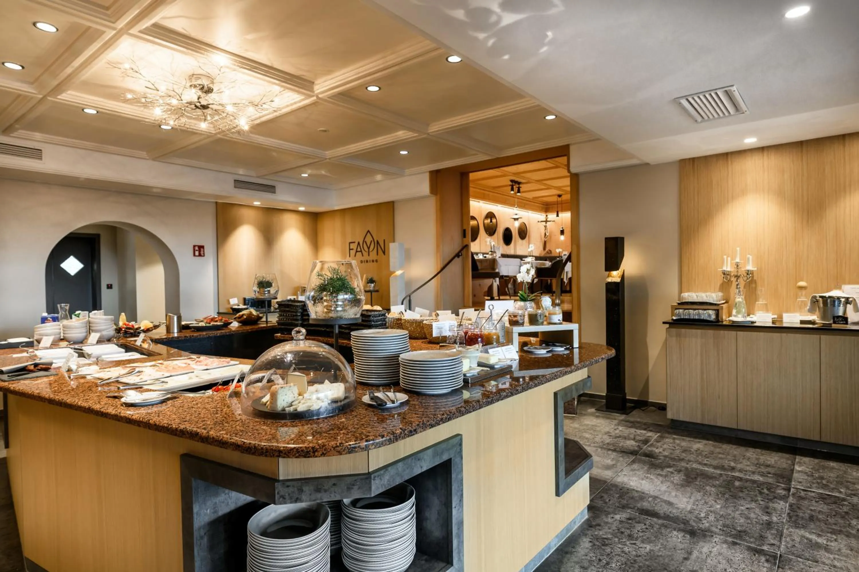 Restaurant/places to eat in FAYN garden retreat hotel