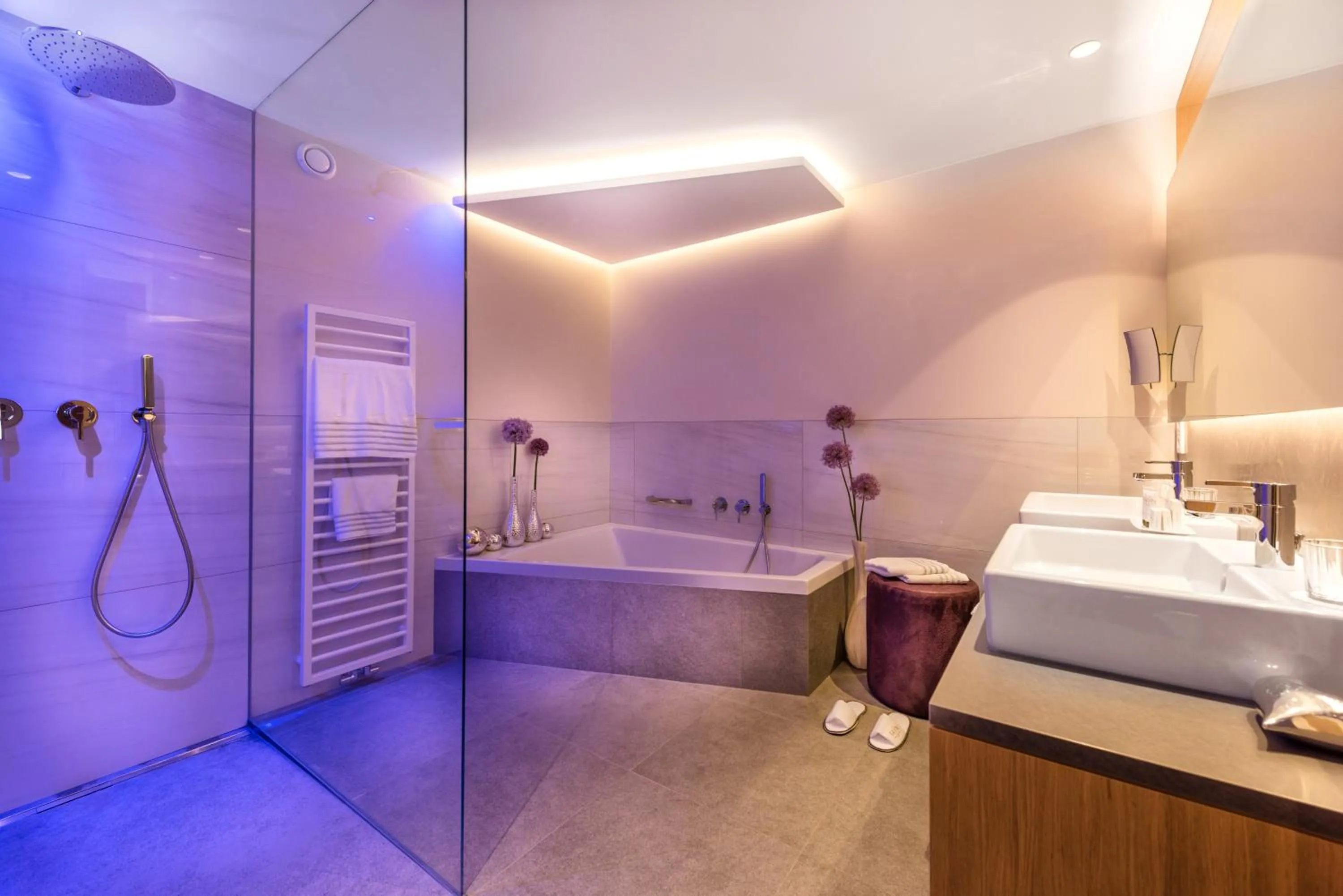 Shower in FAYN garden retreat hotel