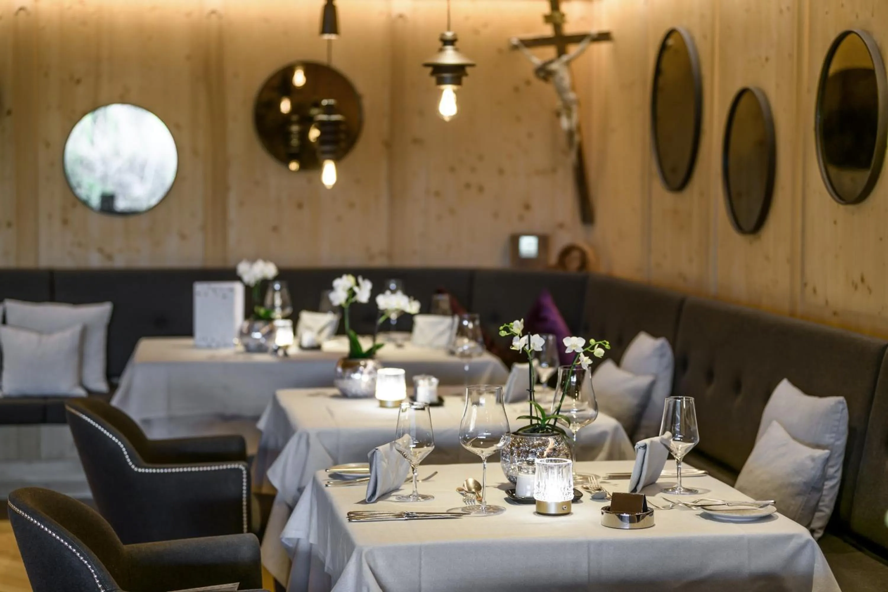 Restaurant/places to eat in FAYN garden retreat hotel