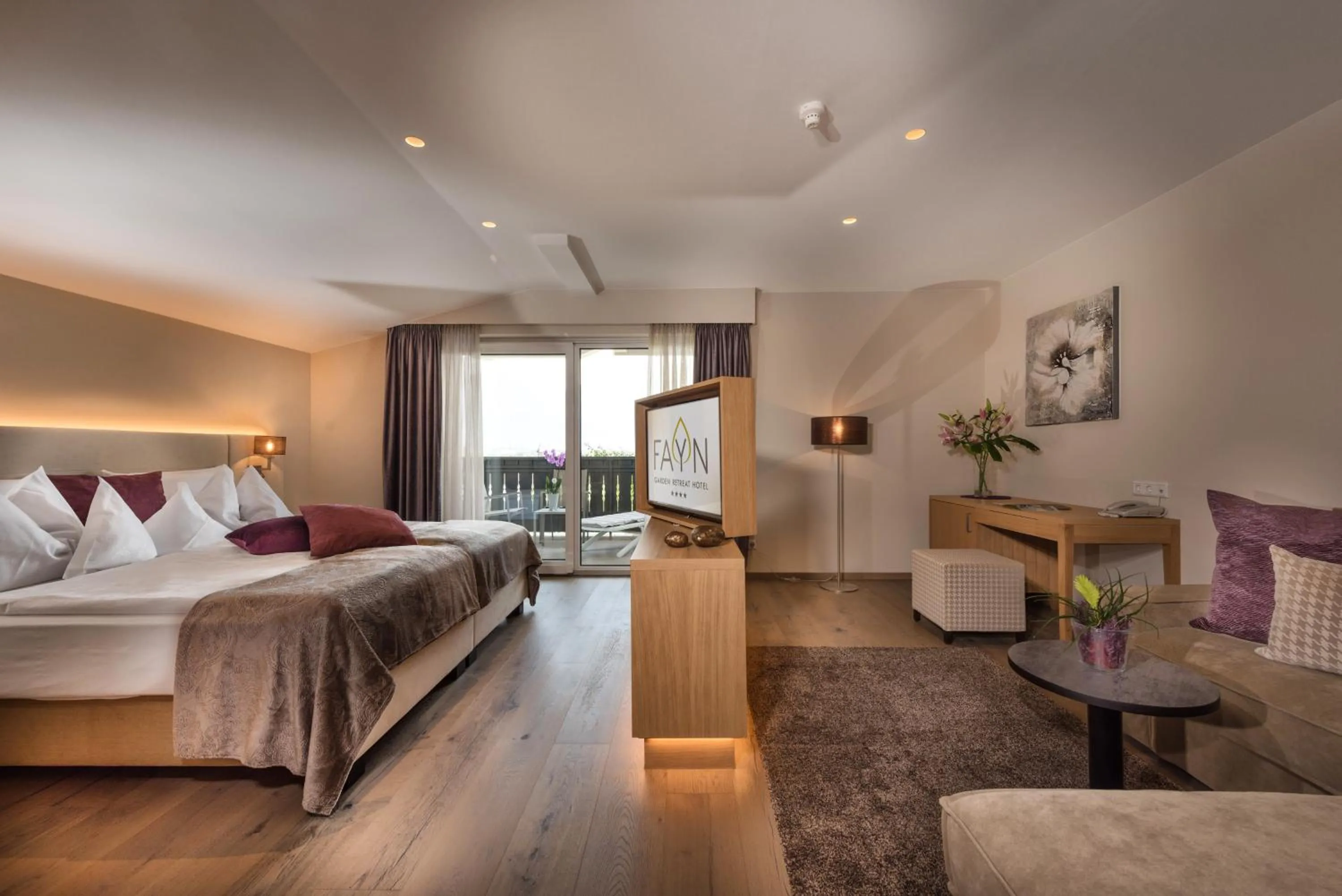 TV and multimedia, Bed in FAYN garden retreat hotel