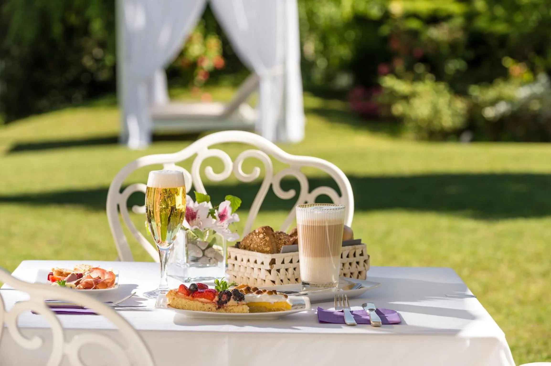 Restaurant/places to eat in FAYN garden retreat hotel