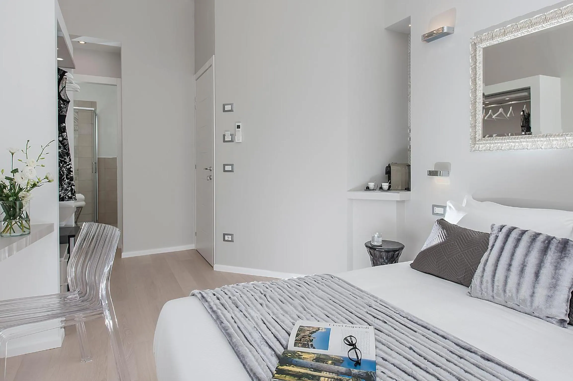 Coffee/tea facilities, Bed in Colosseum Corner