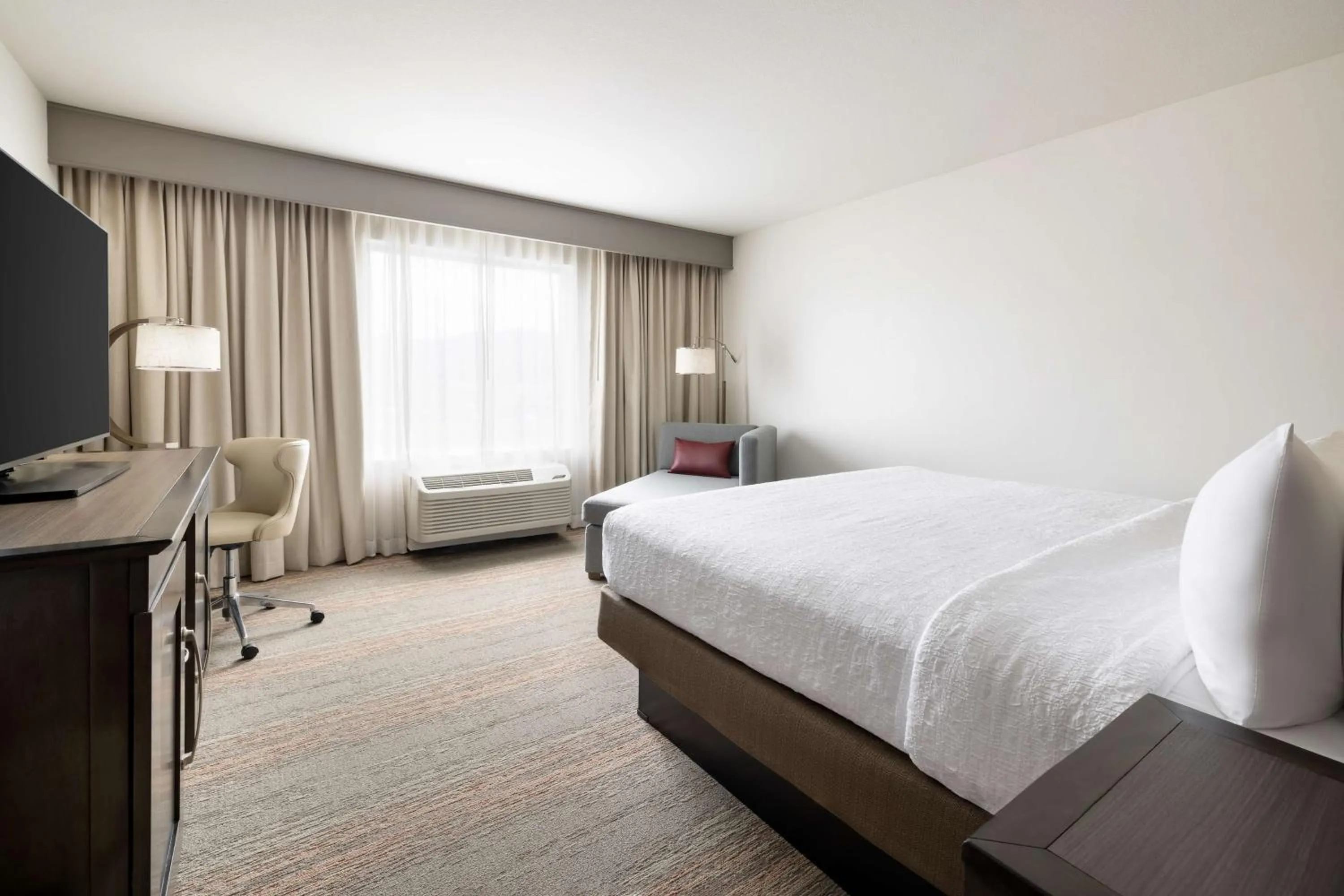 Bed in Hampton Inn & Suites - Napa, CA