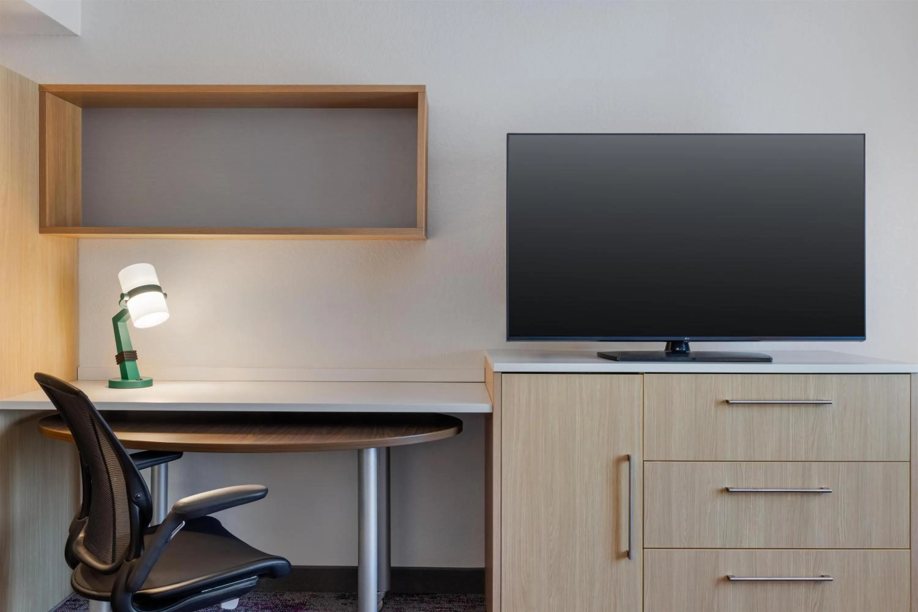 Bedroom in Home2 Suites by Hilton Milwaukee Brookfield